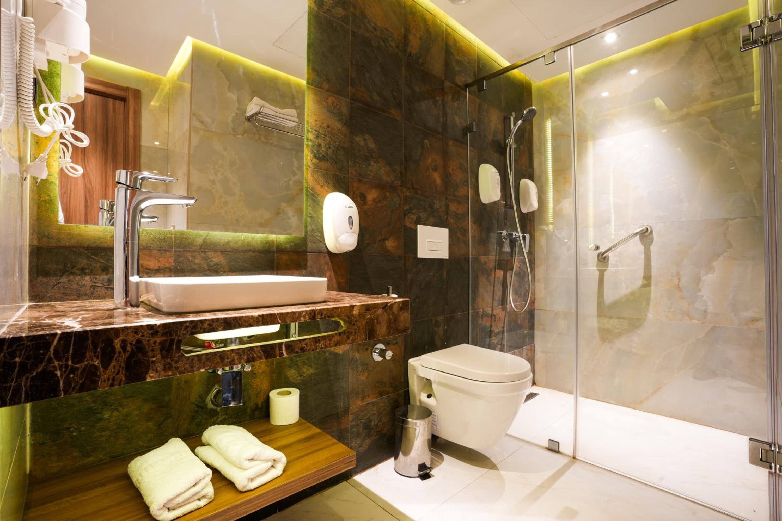 Executive Suite - Photo 10