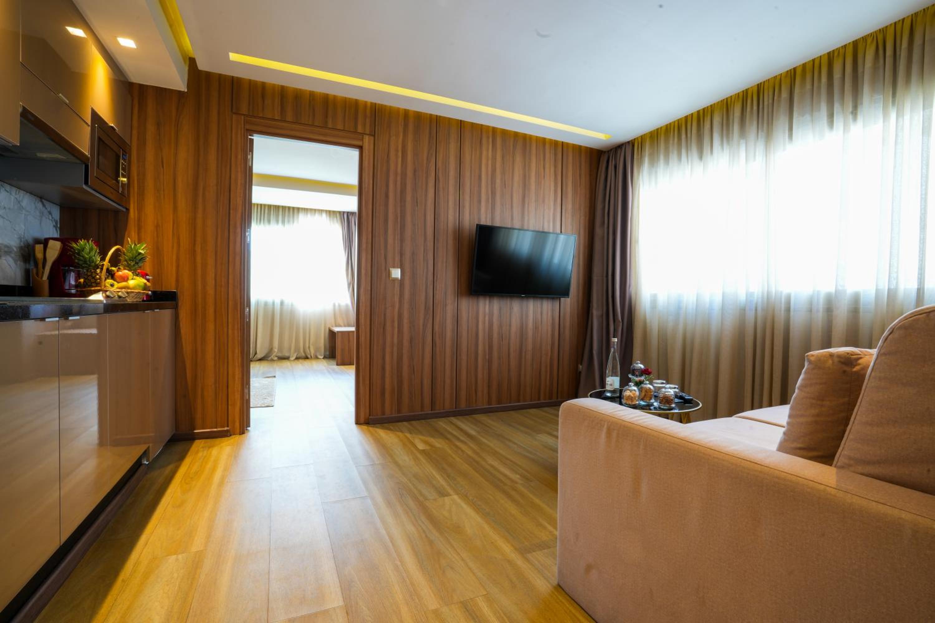 Executive Suite - Photo 11