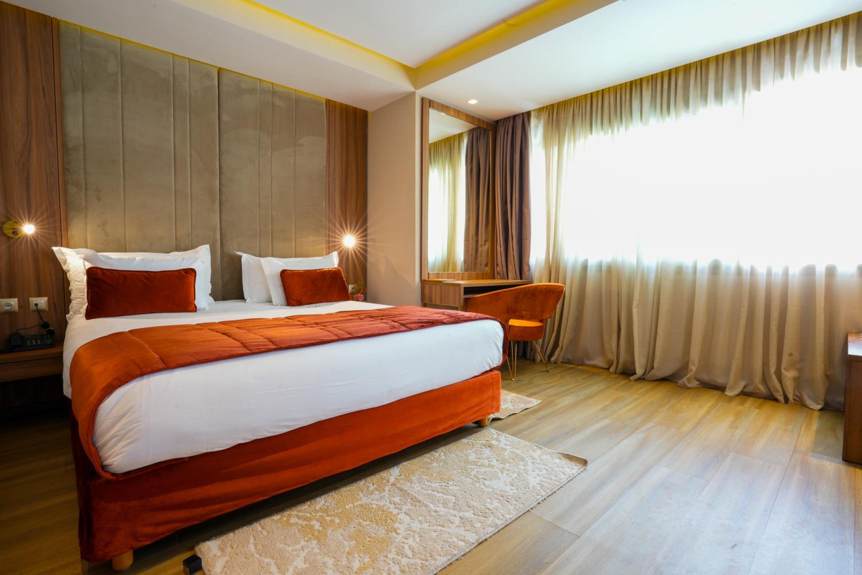 Executive Suite - Photo 12