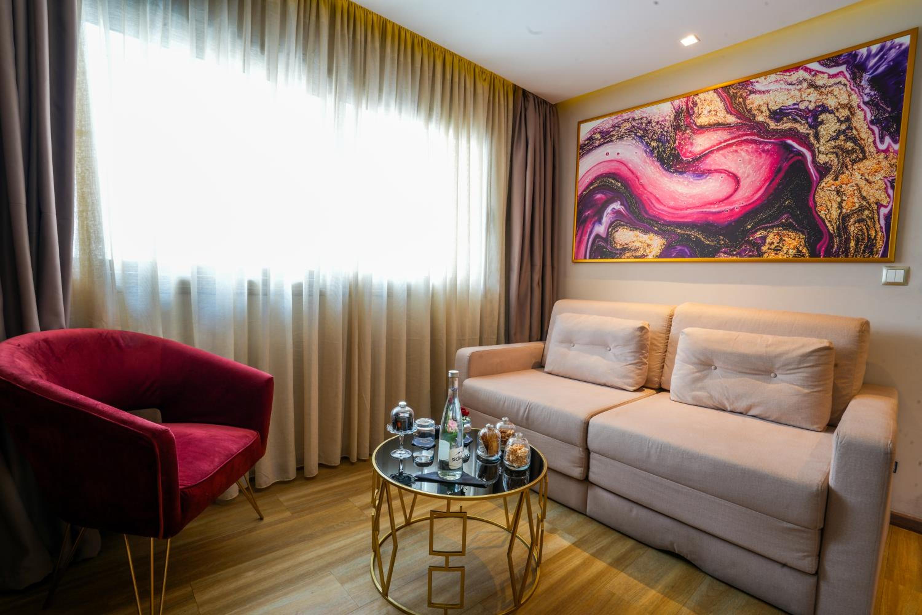 Executive Suite - Photo 1