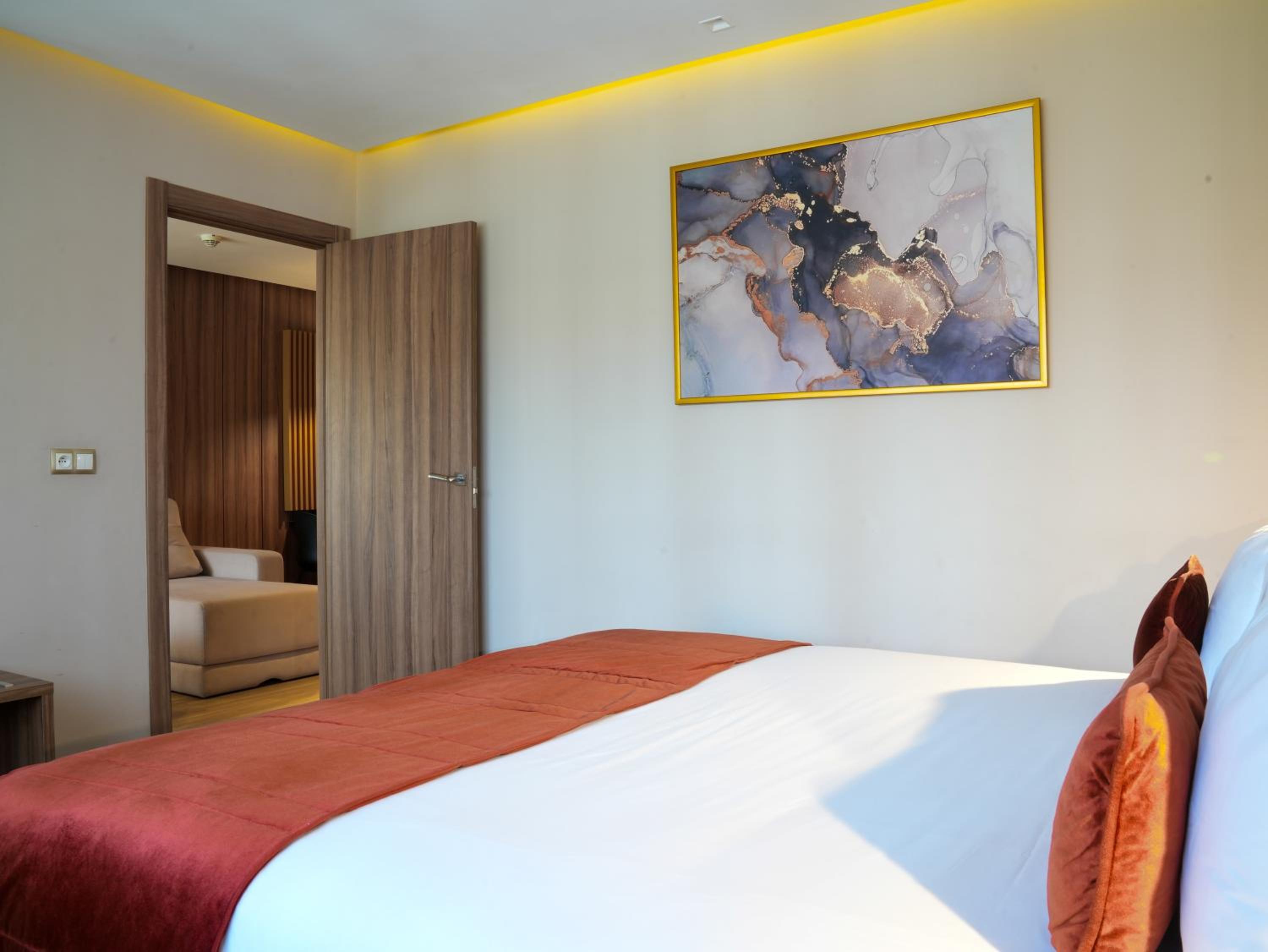 Suite with Balcony - Photo 13