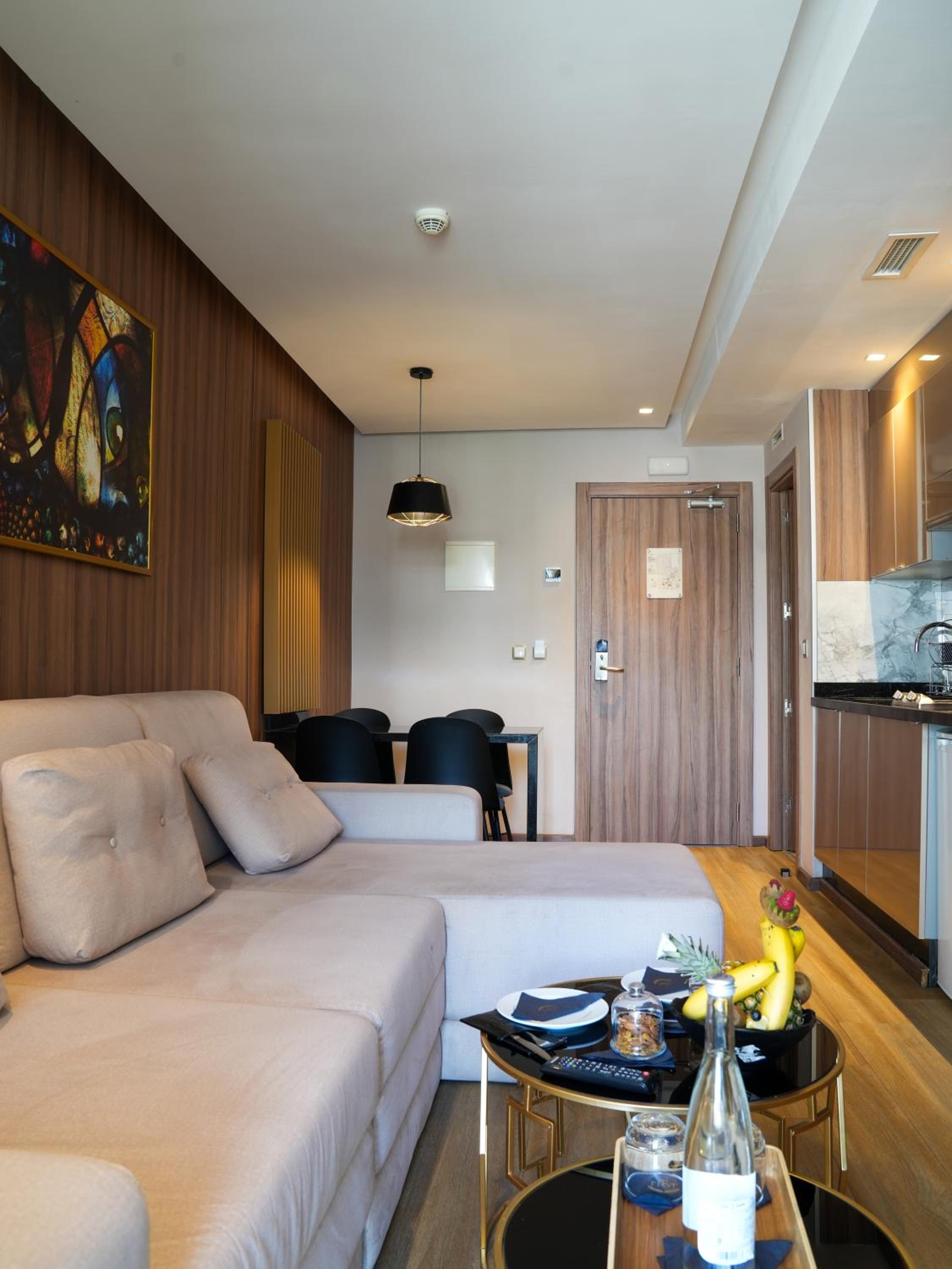 Suite with Balcony - Photo 6
