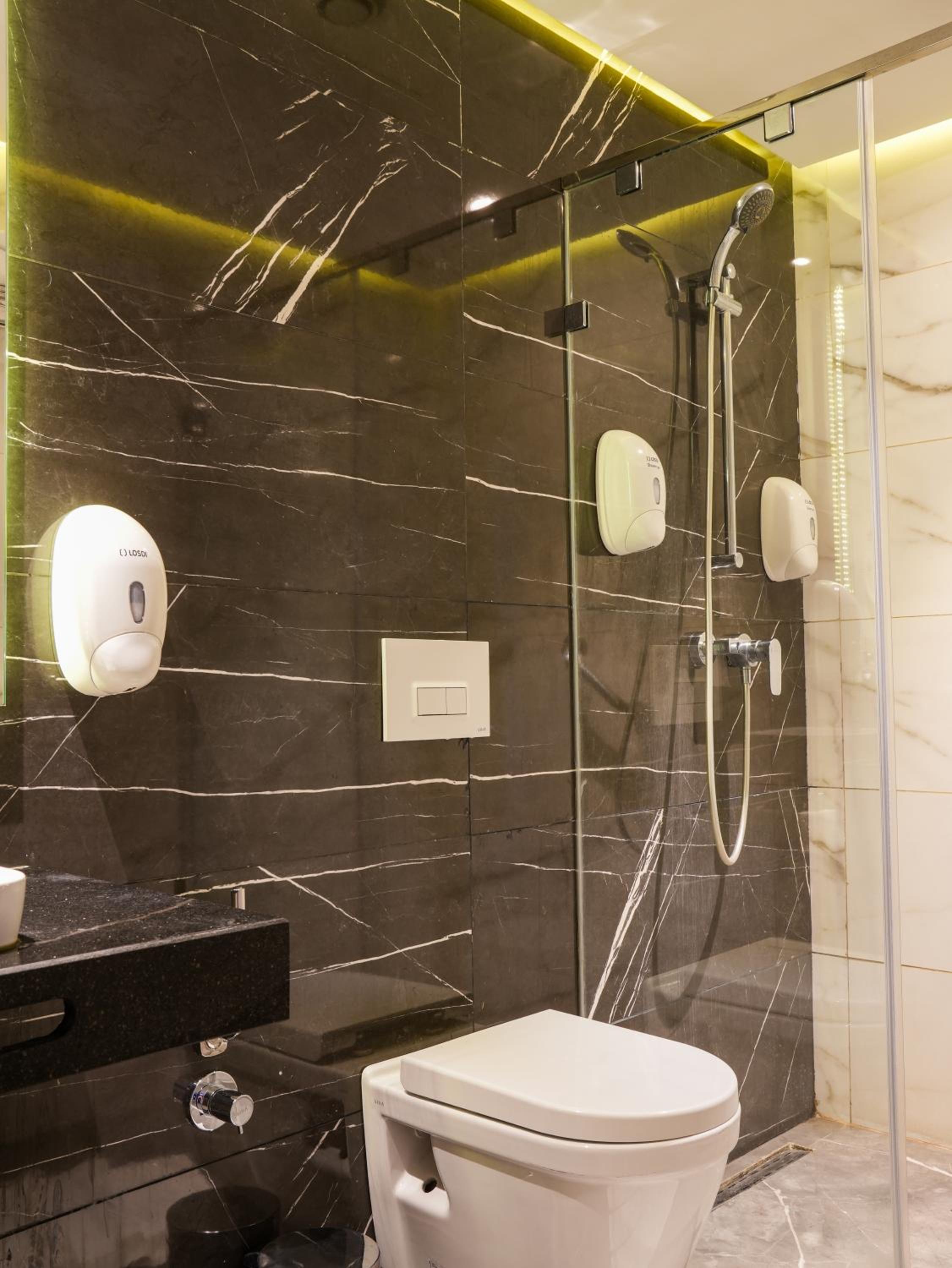 Suite with Balcony - Photo 10