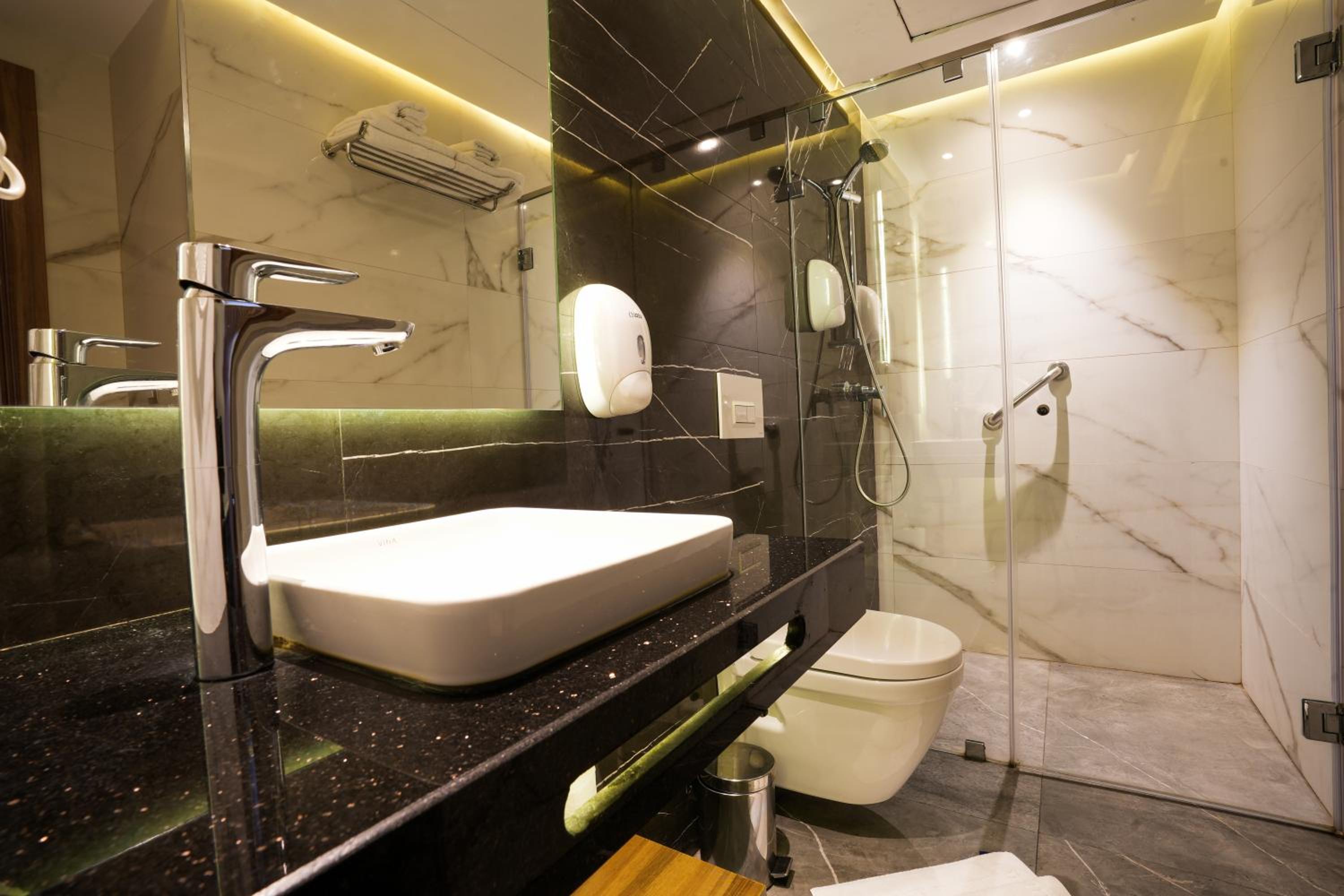 Suite with Balcony - Photo 3