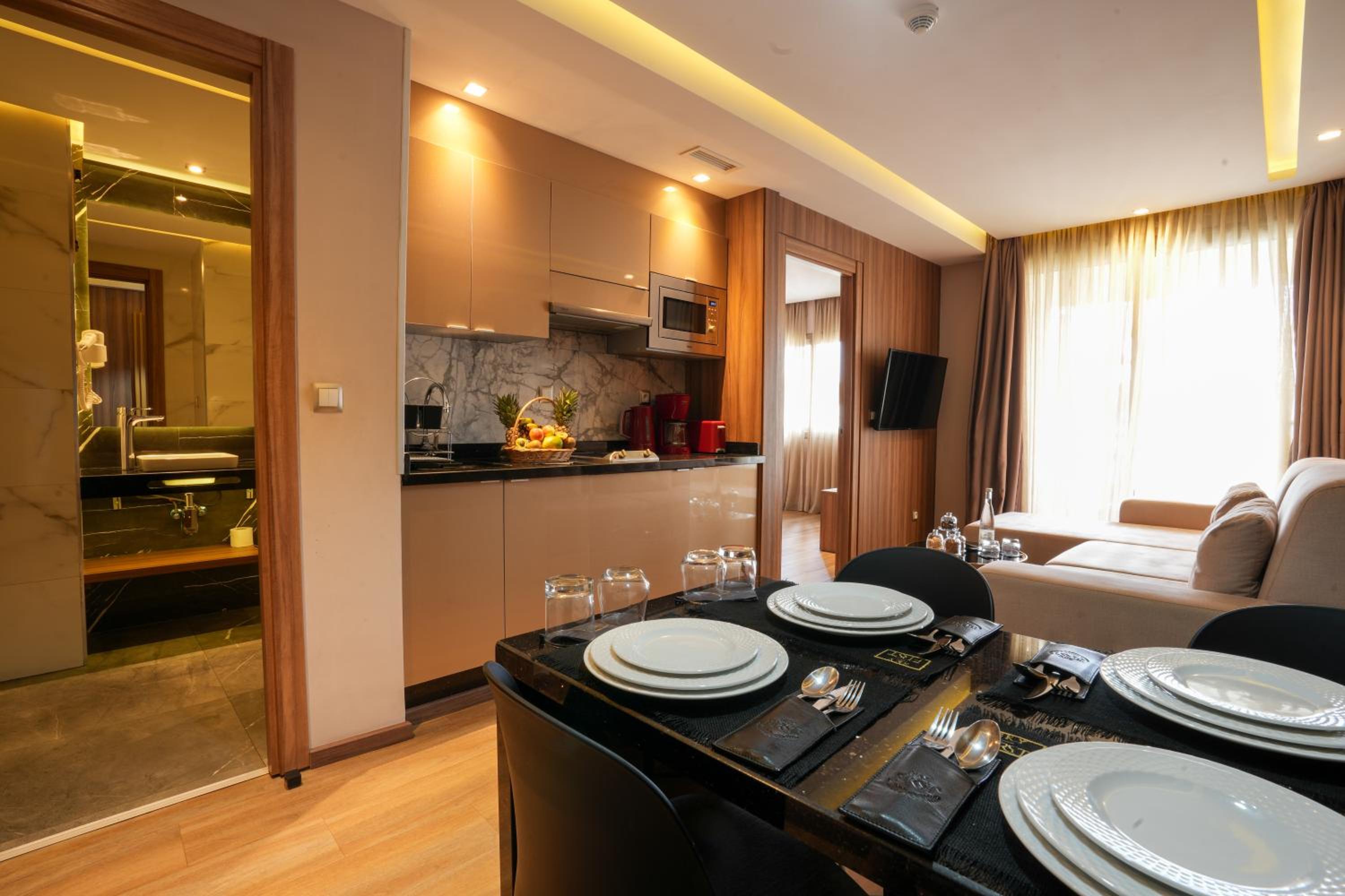 Suite with Balcony - Photo 4