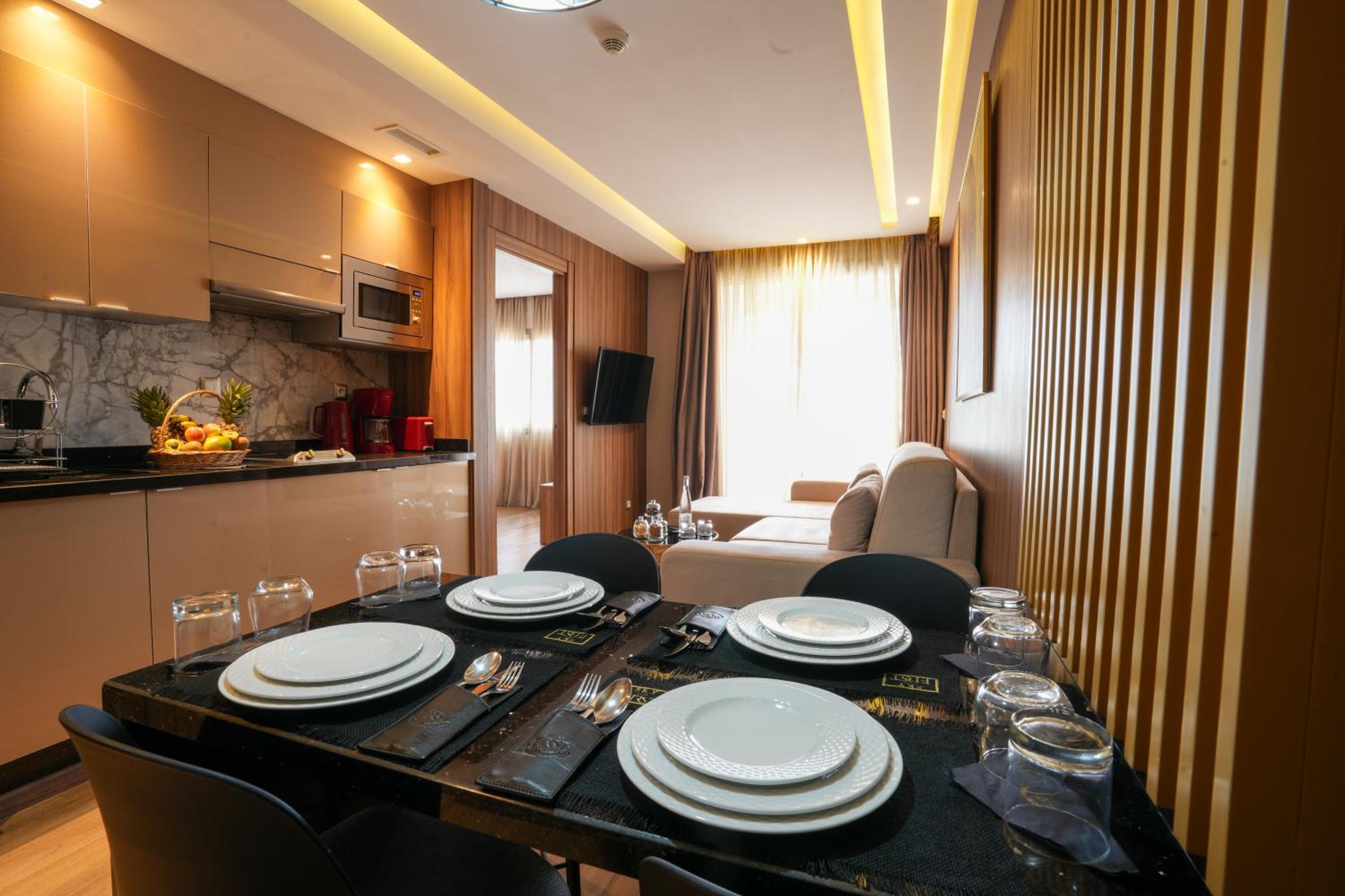 Suite with Balcony - Photo 2