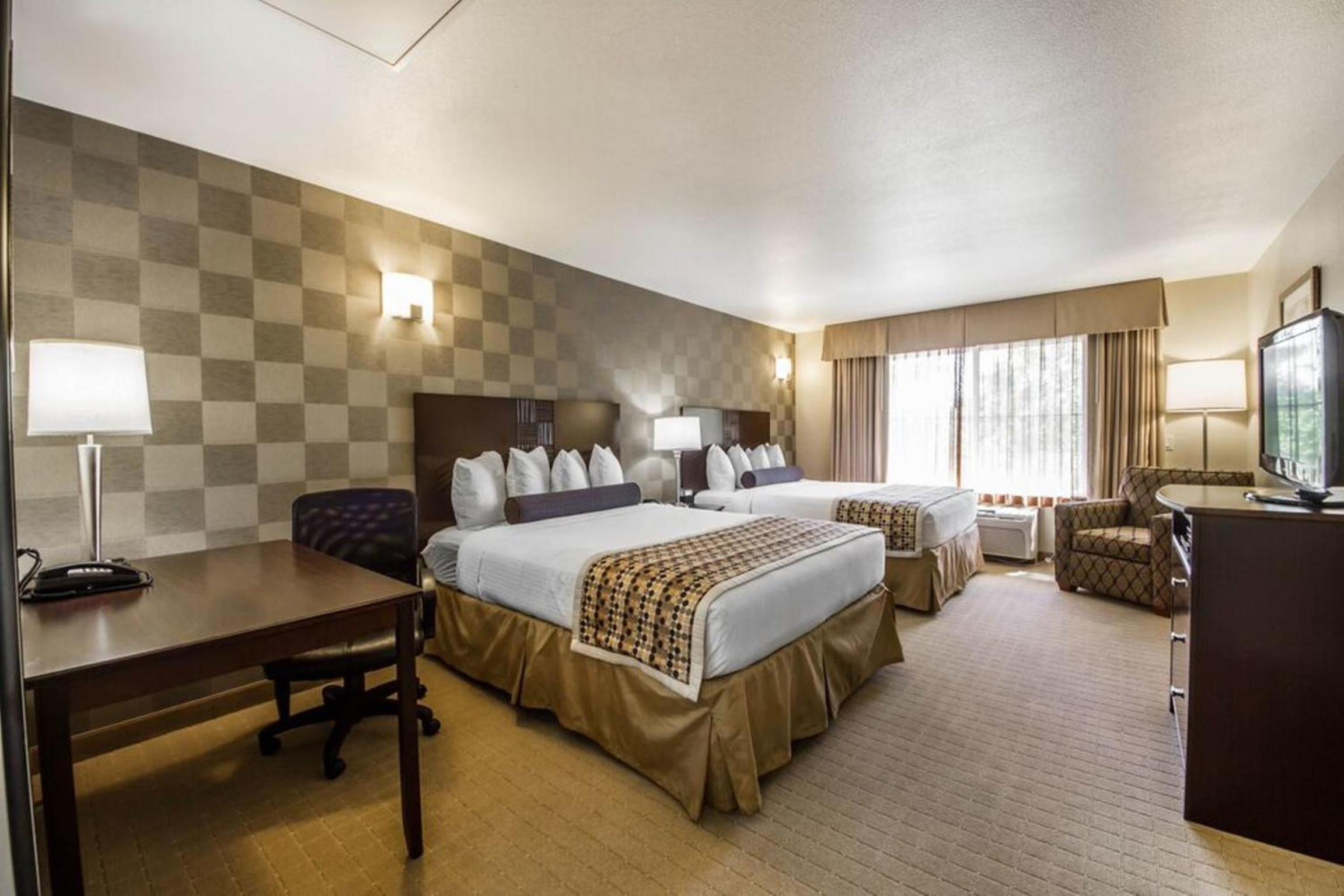 Queen Suite with Sofa Bed - Photo 3