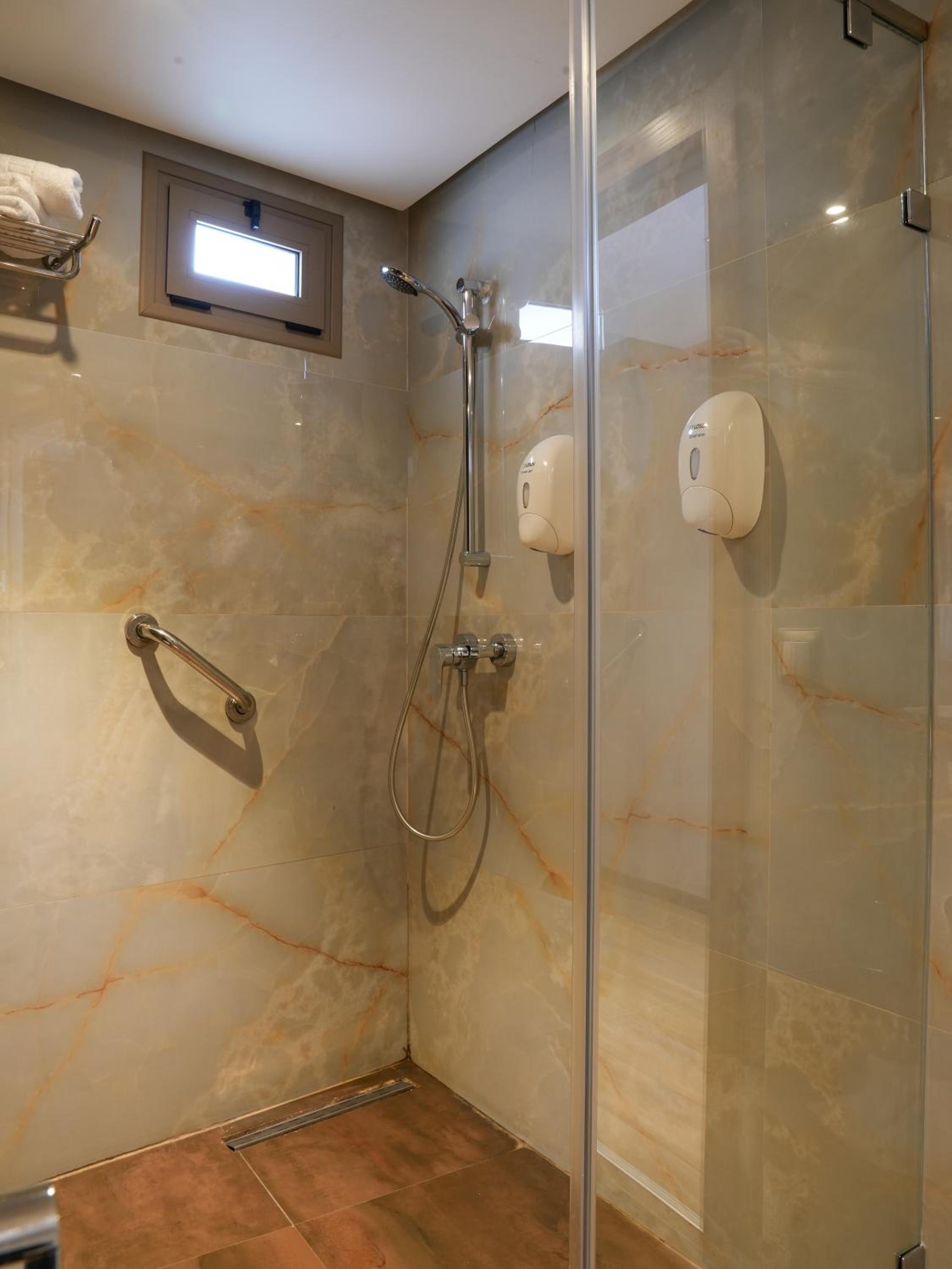 Deluxe Suite - Photo 2