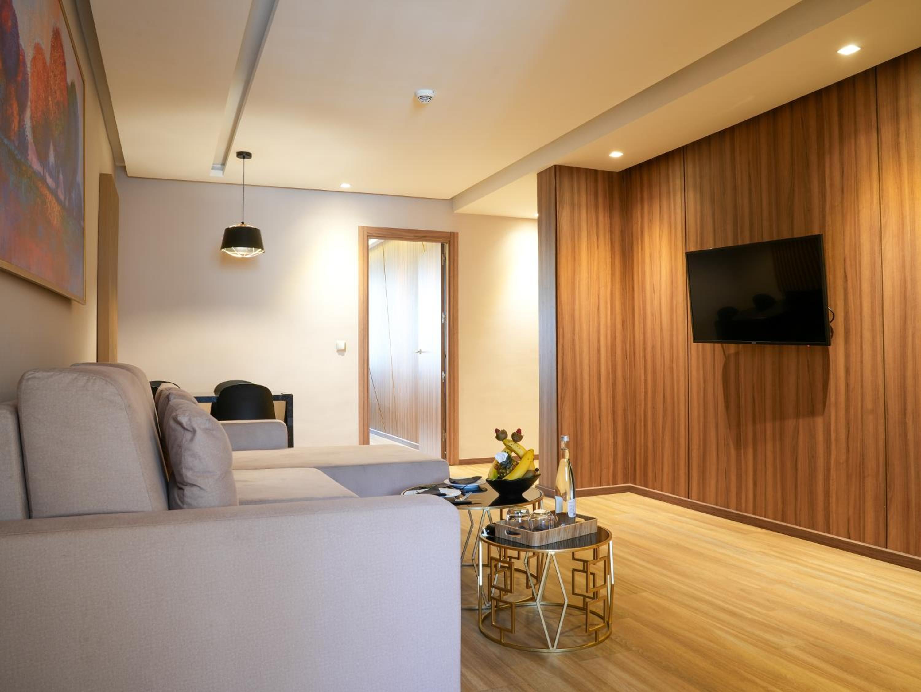 Deluxe Suite - Photo 11