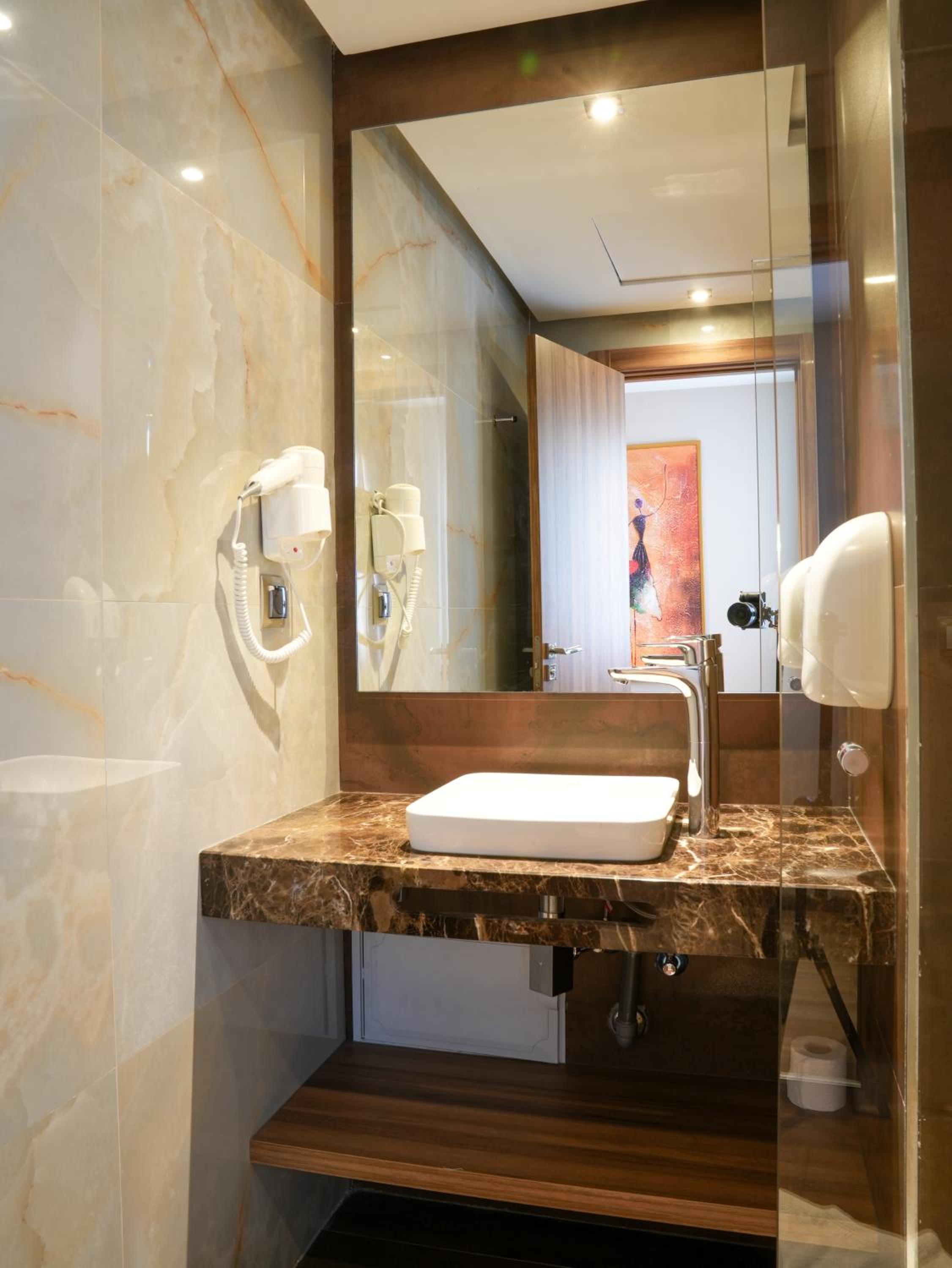 Deluxe Suite - Photo 12