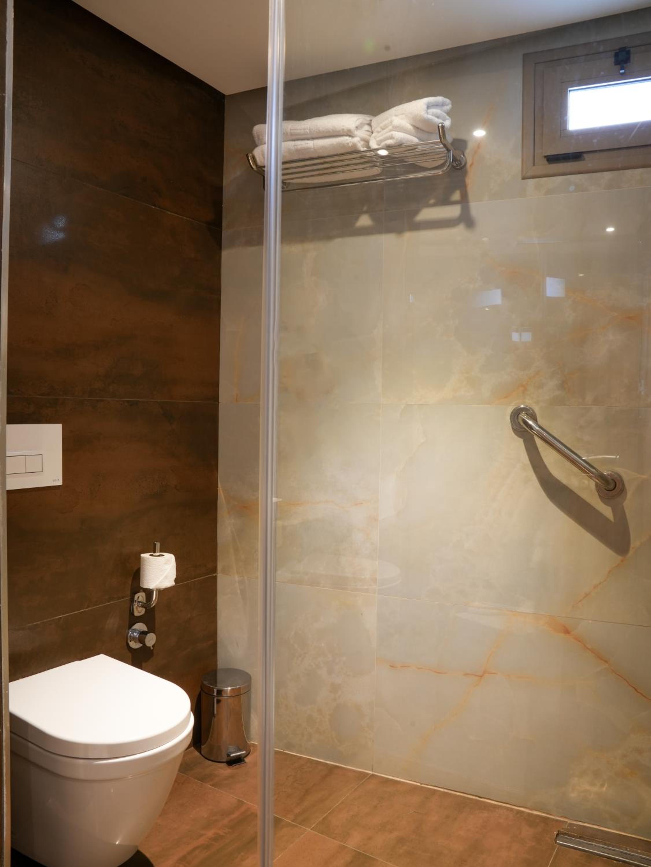 Deluxe Suite - Photo 13