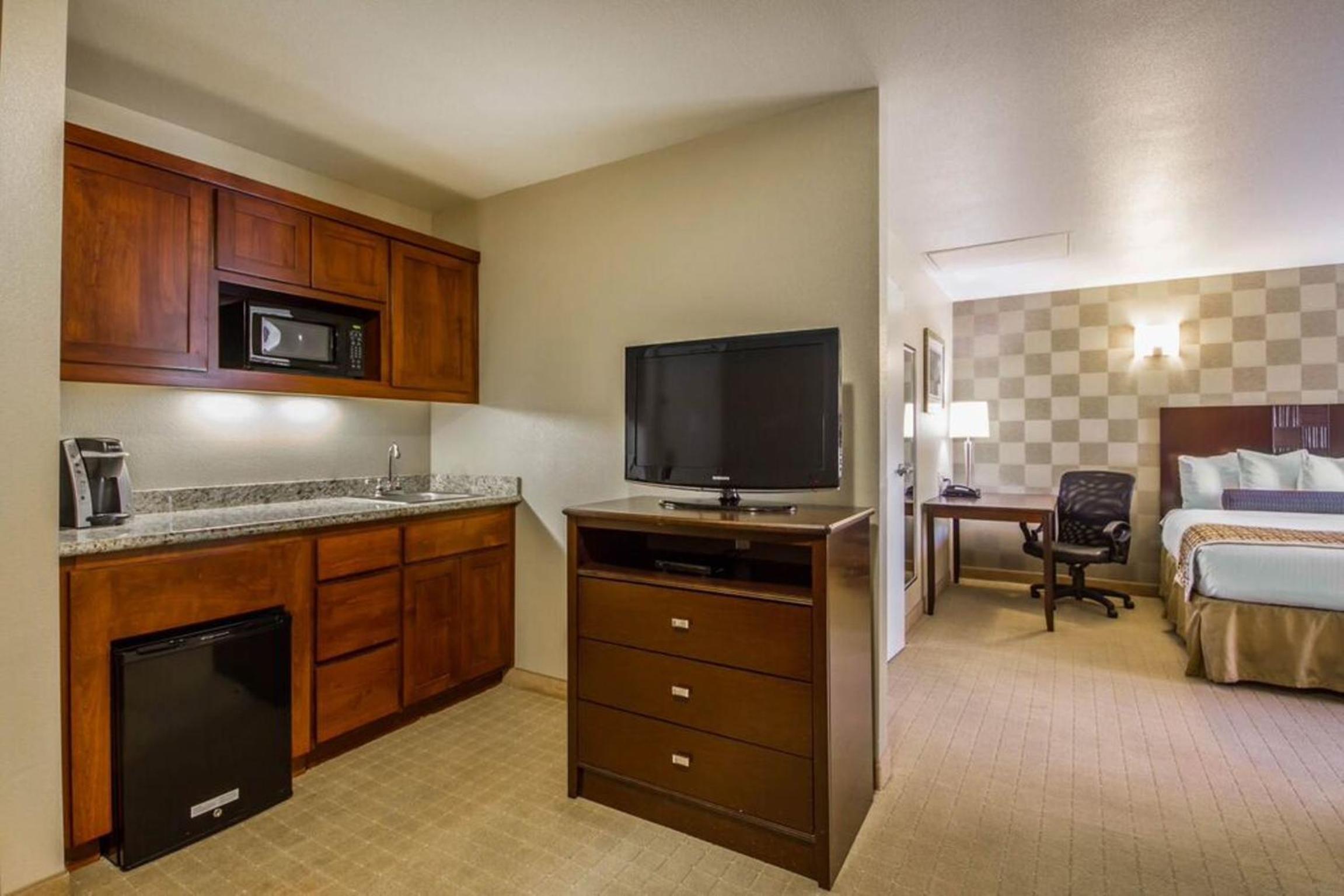 Queen Suite with Sofa Bed - Photo 5