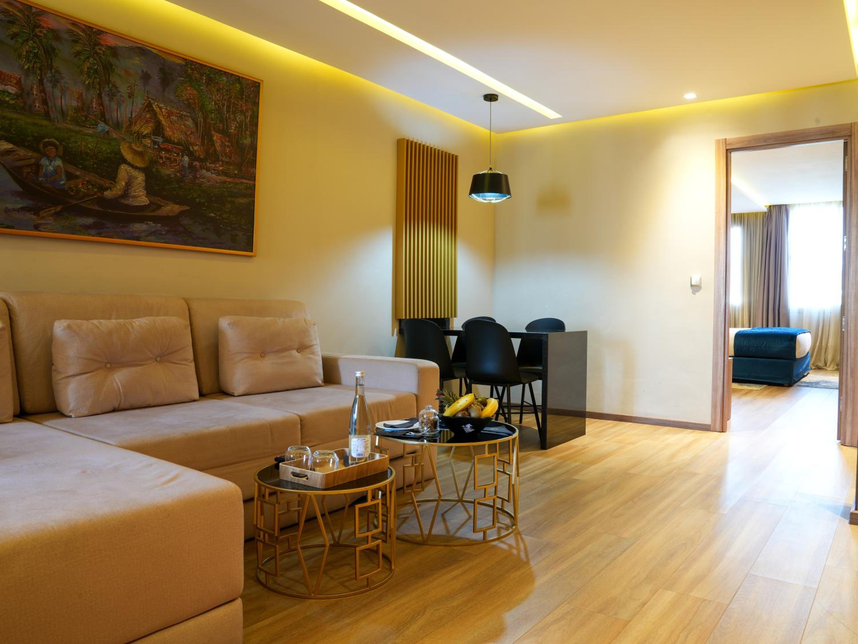 Deluxe Suite - Photo 7