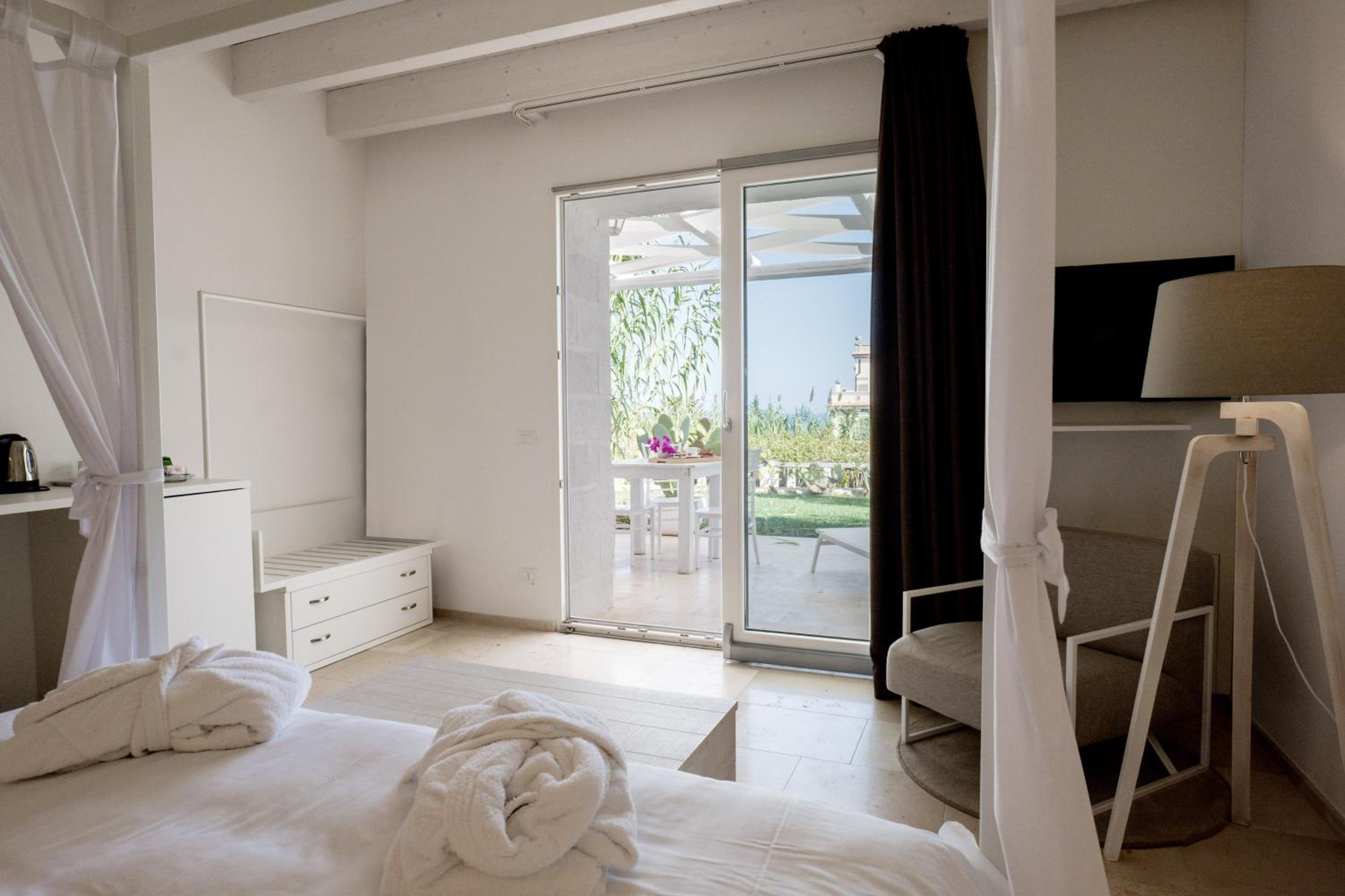 Deluxe King Room - Annex - Photo 16