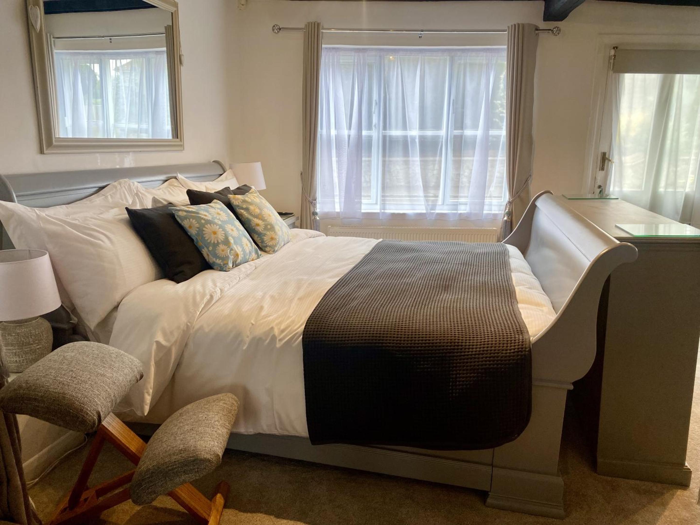 King Studio with Sofa Bed - Photo 8