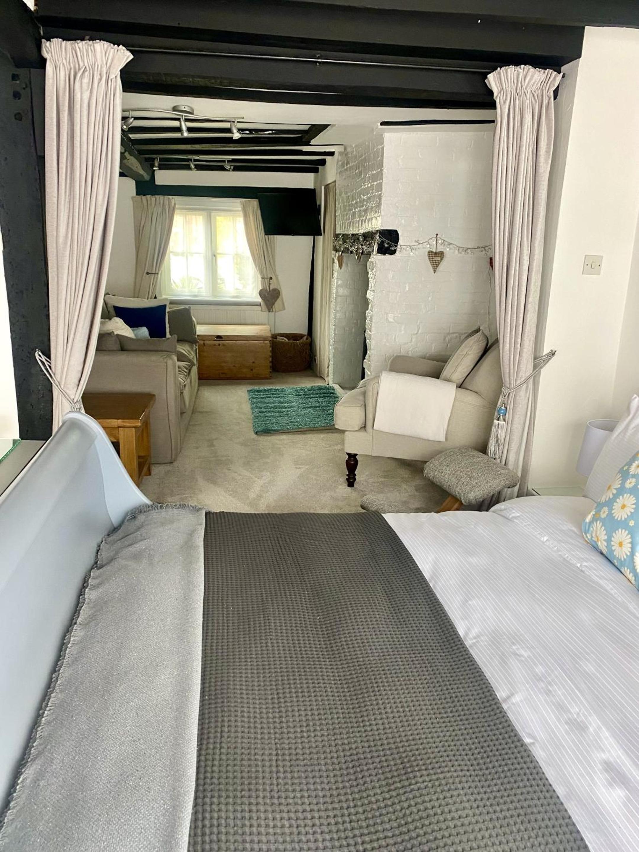 King Studio with Sofa Bed - Photo 12