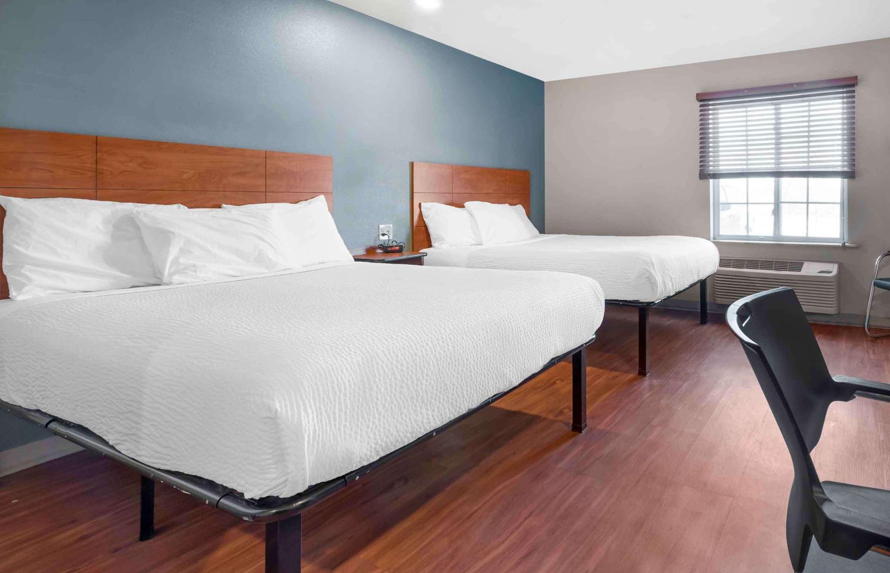 Standard Queen Room with Two Queen Beds - Non-Smoking photo 3