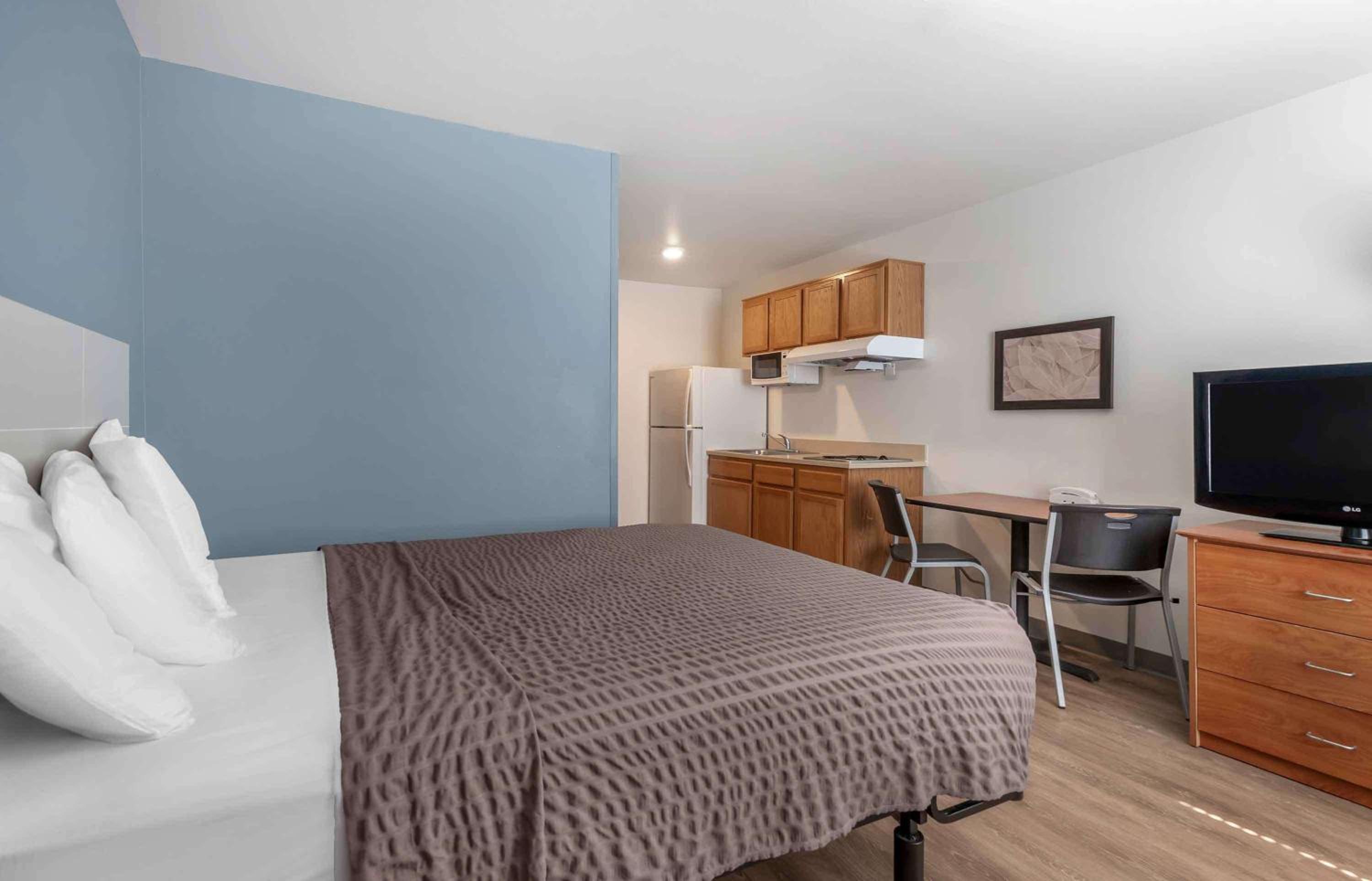 Queen Room with Roll-In Shower - Disability Access/Non Smoking photo 1