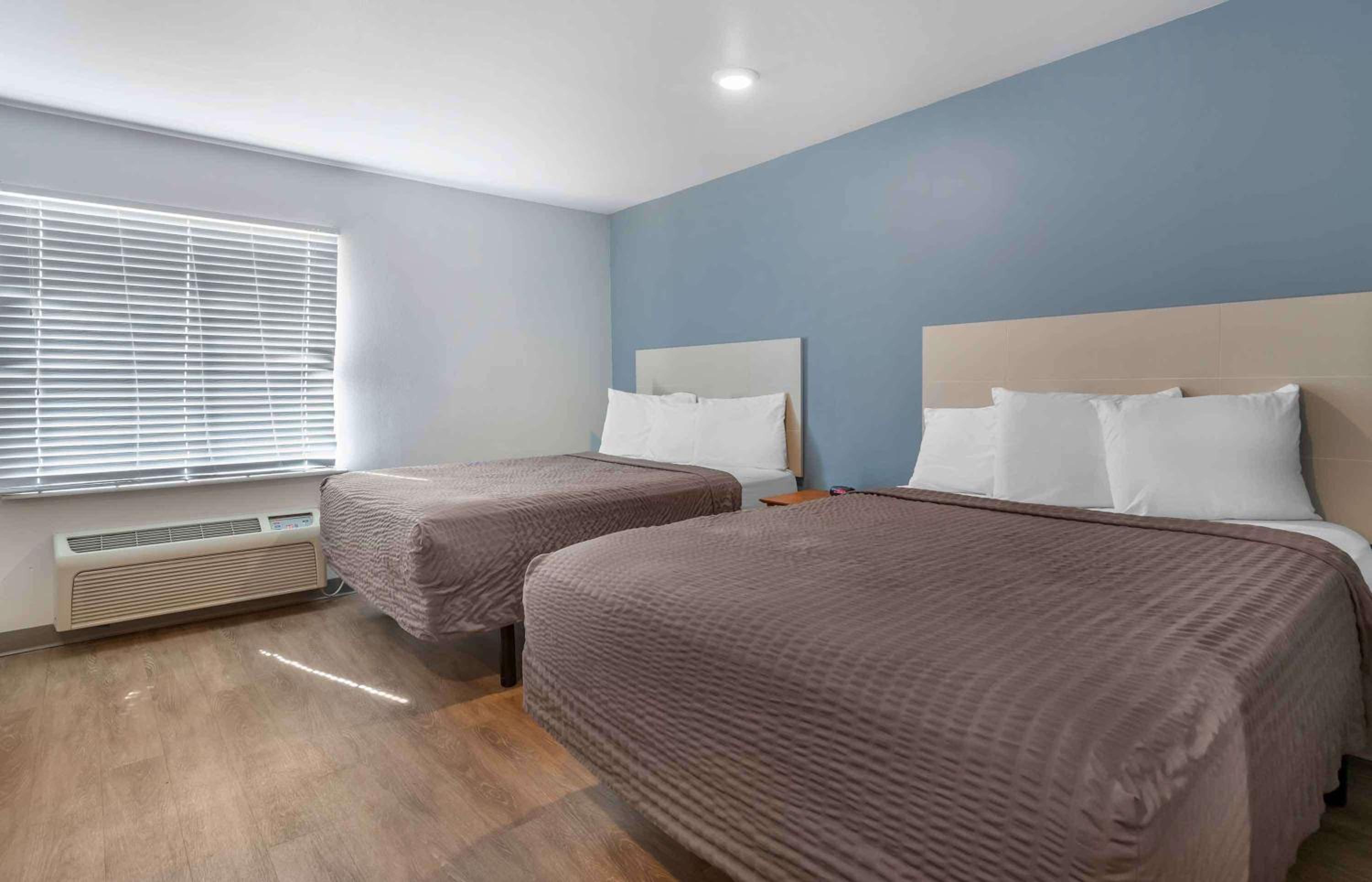 Queen Suite with Two Queen Beds - Non Smoking photo 3