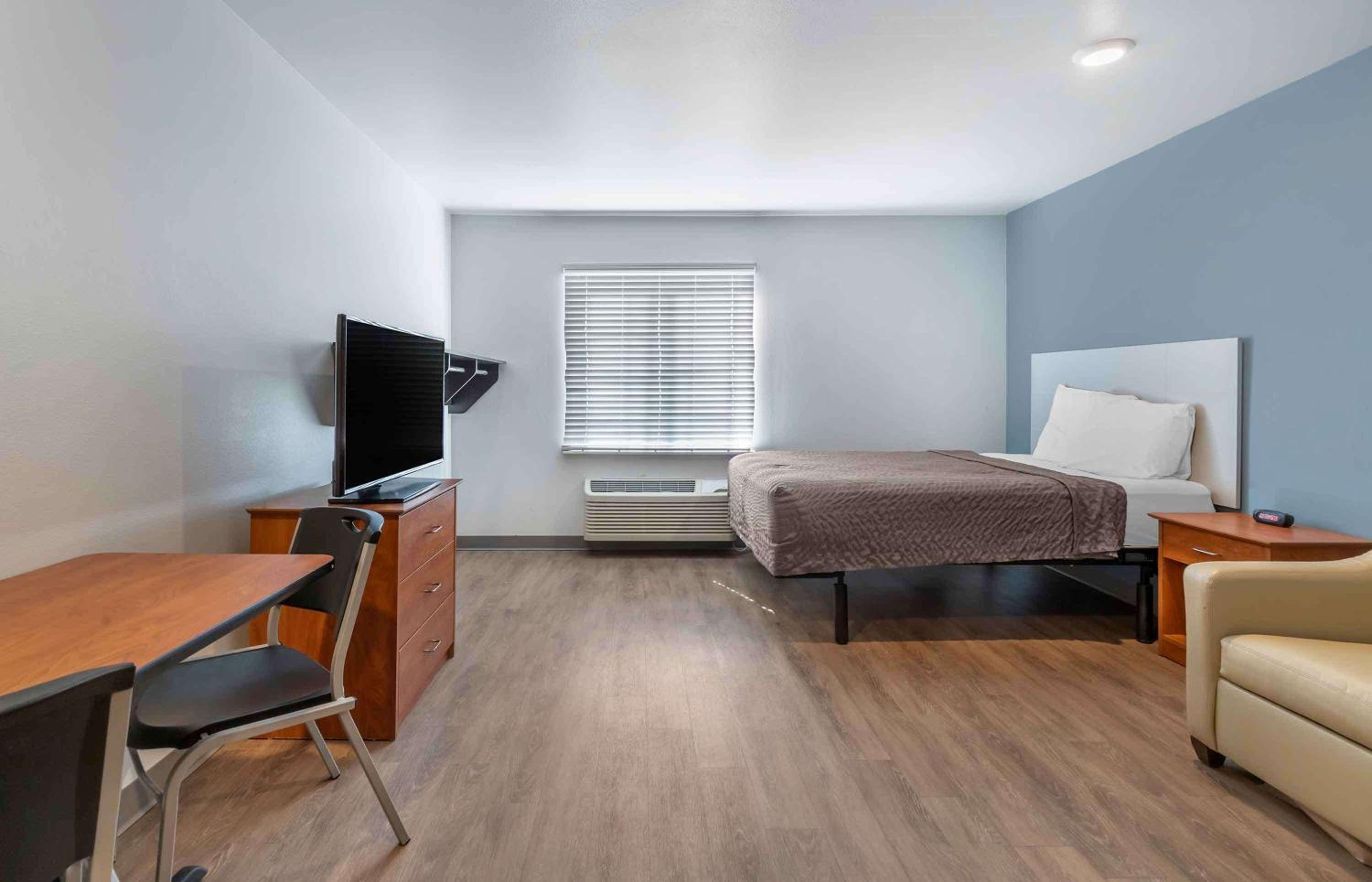 Queen Room with Roll-In Shower - Disability Access/Non Smoking photo 3