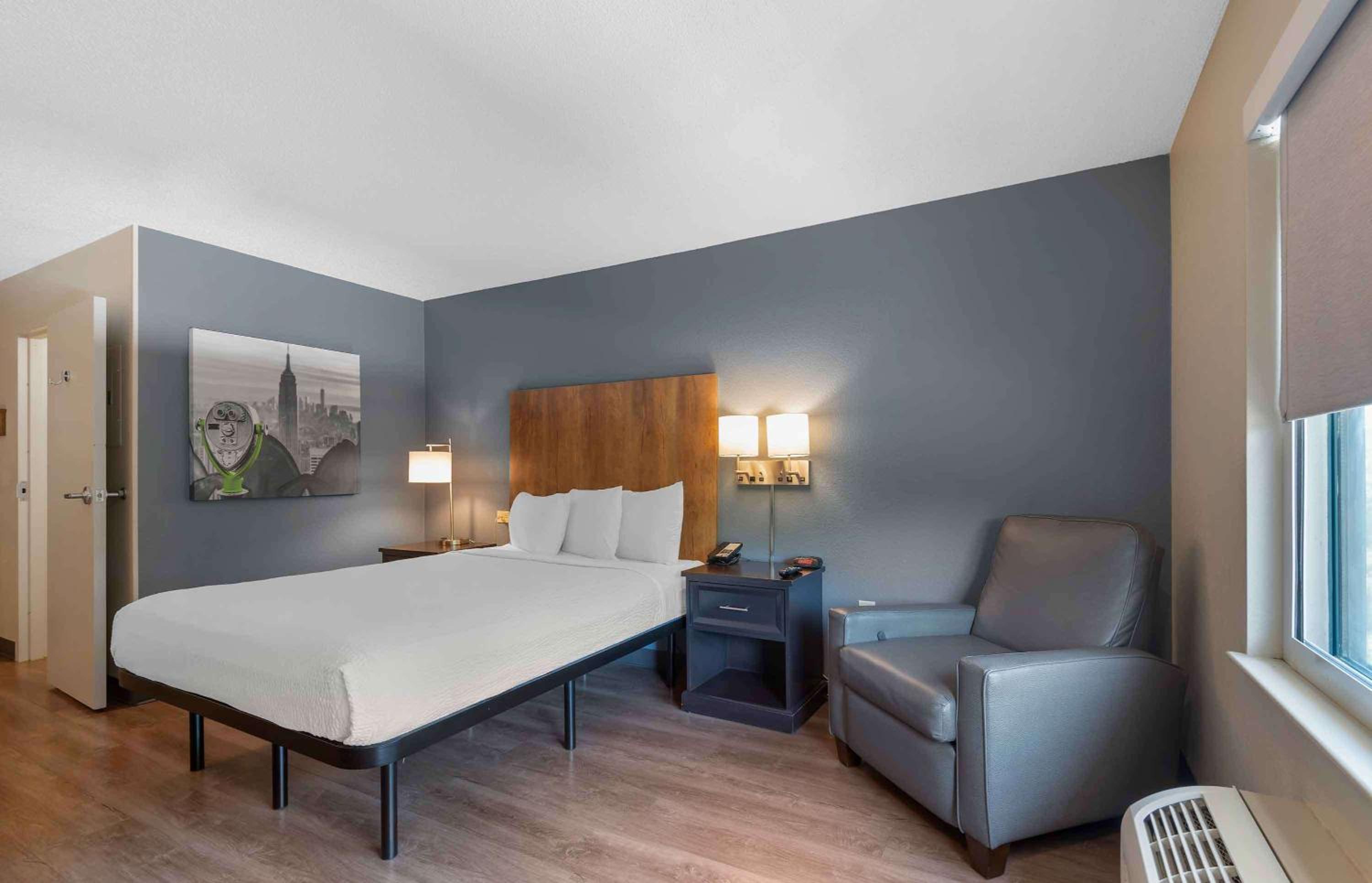 Queen studio with 1 Queen Bed - Disability Access/Non-Smoking - Photo 10