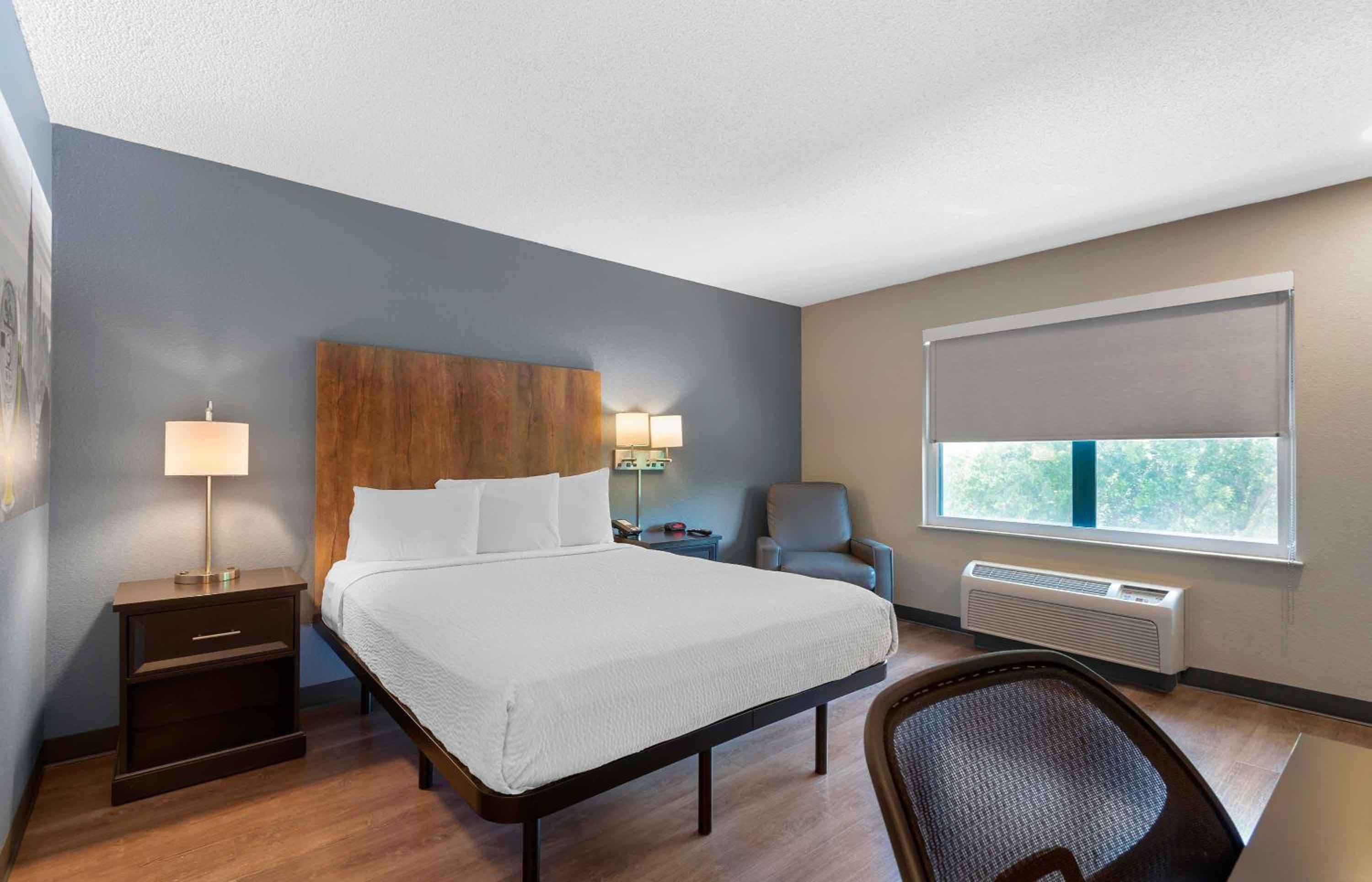 Queen studio with 1 Queen Bed - Disability Access/Non-Smoking - Photo 1