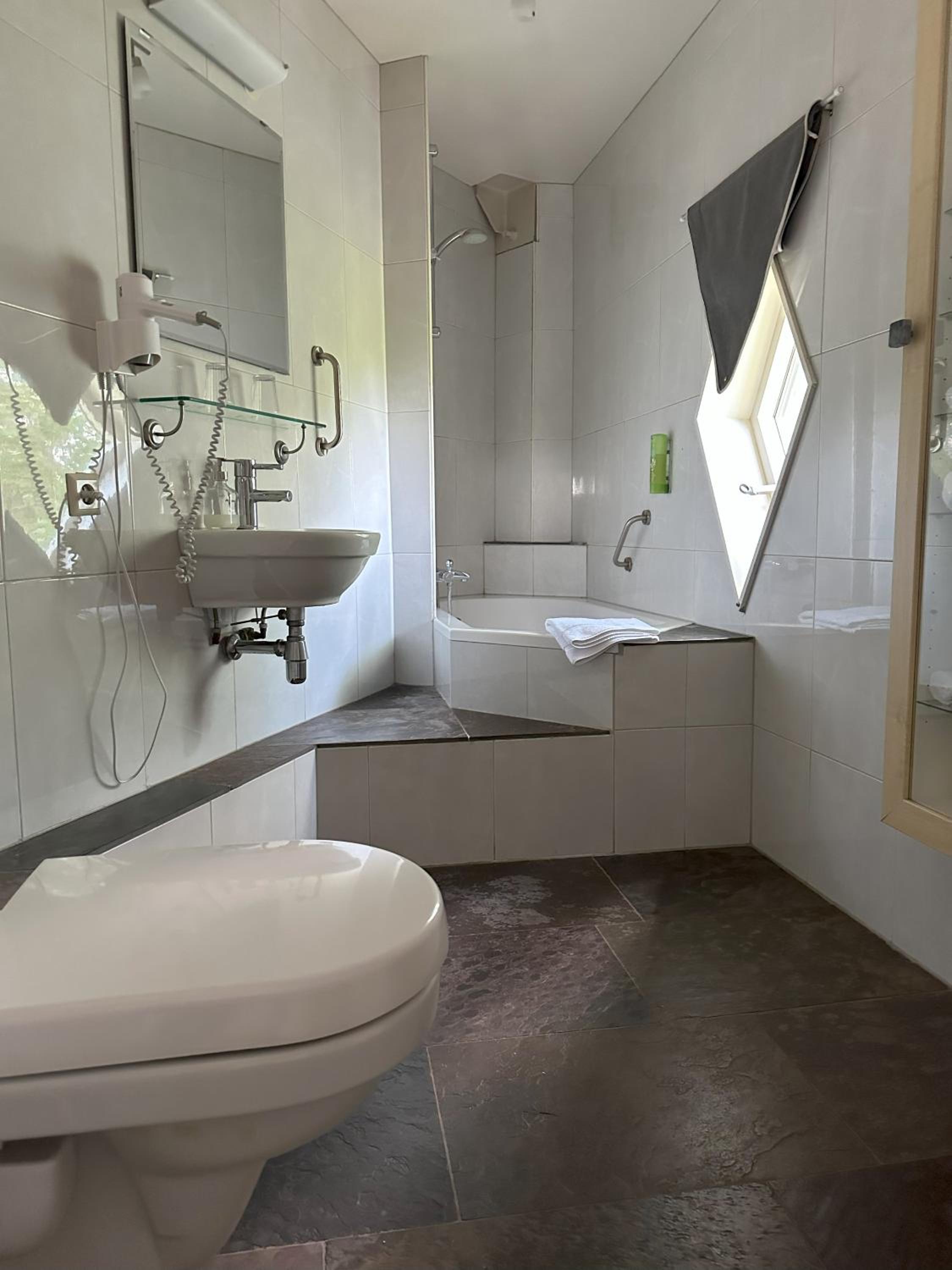 Deluxe Double Room - Photo 11