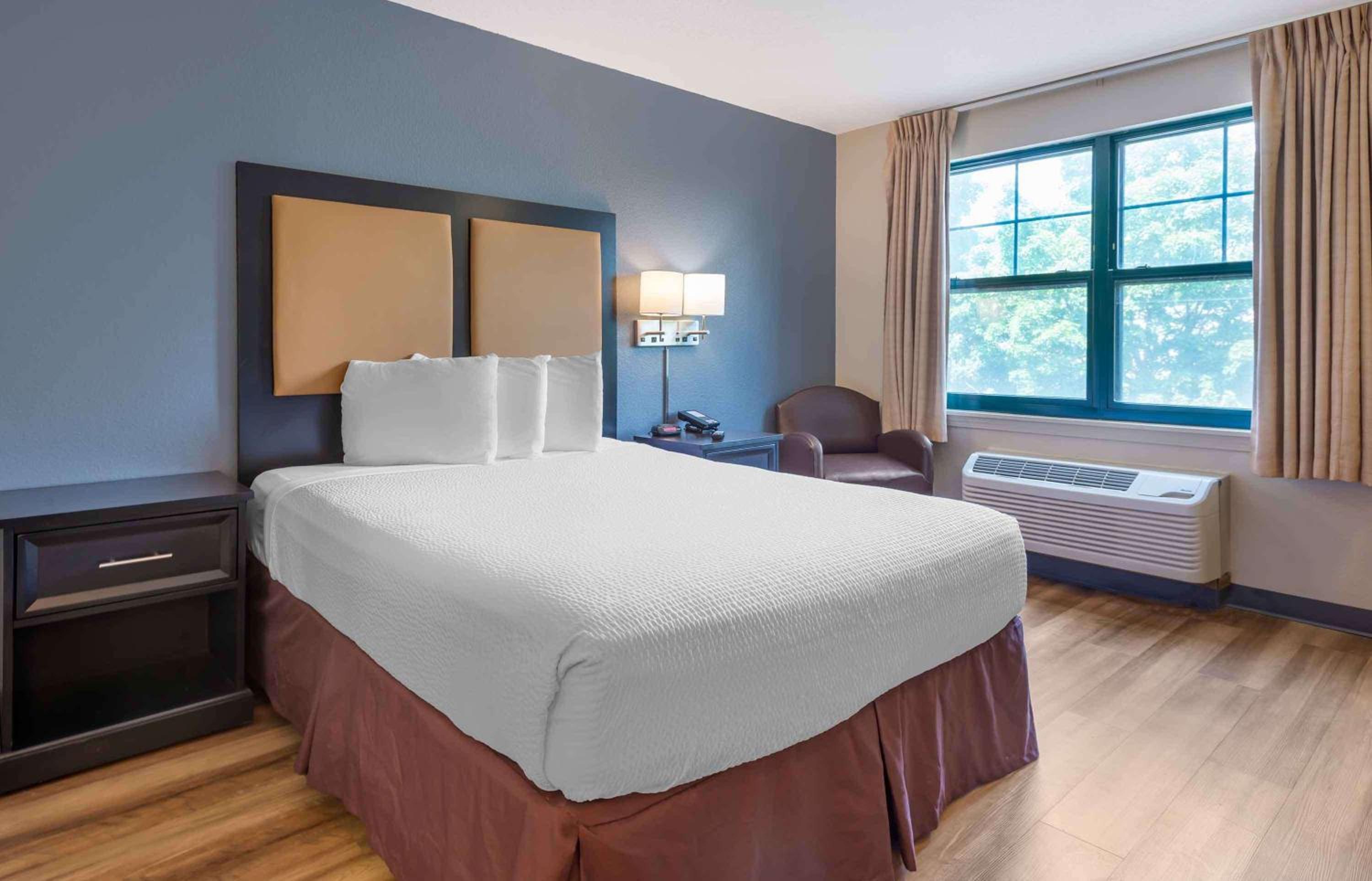 Queen studio with 1 Queen Bed - Disability Access/Non-Smoking photo 1