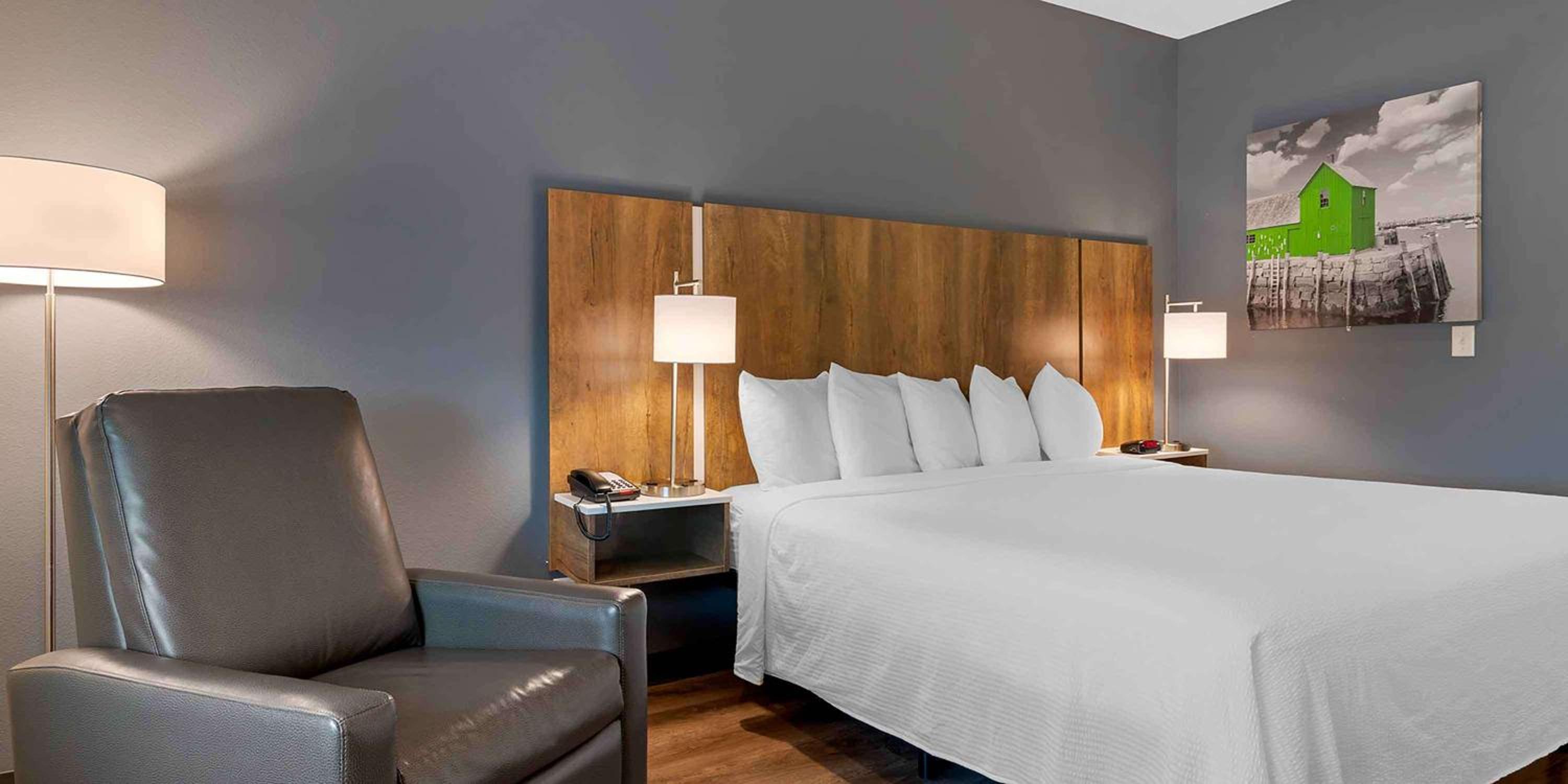 Studio with 1 King Bed - Non-Smoking - Photo 3