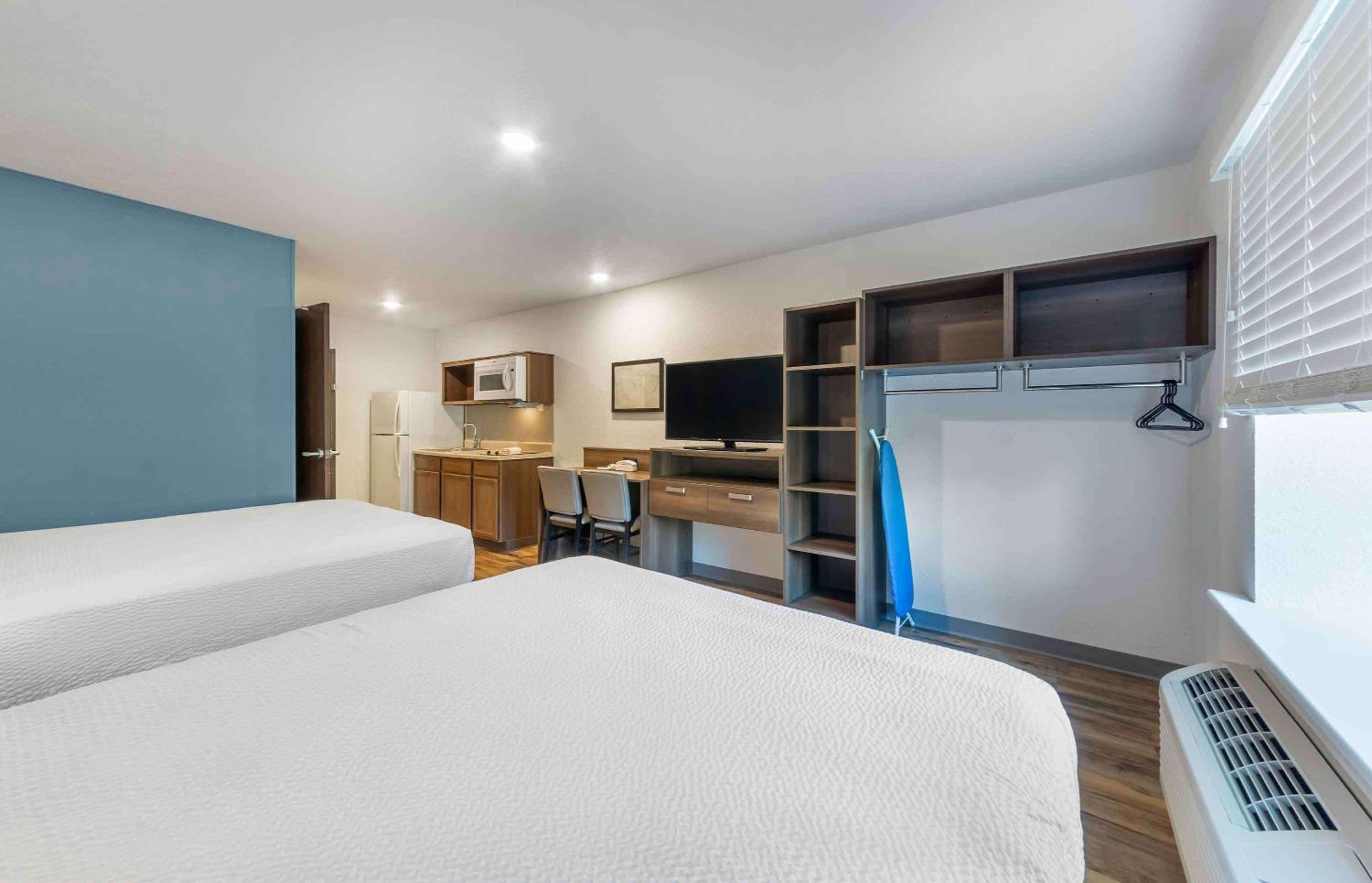 Standard Queen Room with Two Queen Beds - Non-Smoking photo 2