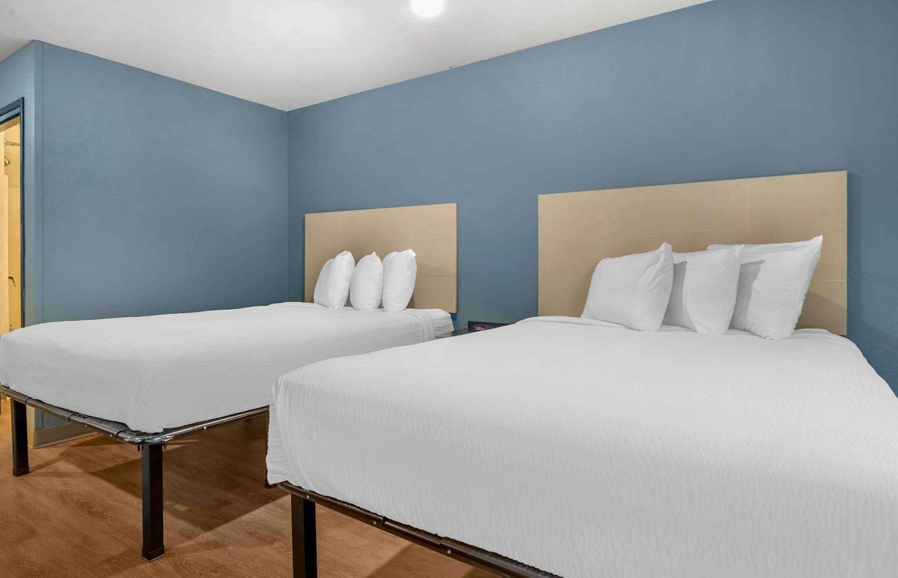 Standard Queen Room with Two Queen Beds - Non-Smoking photo 1