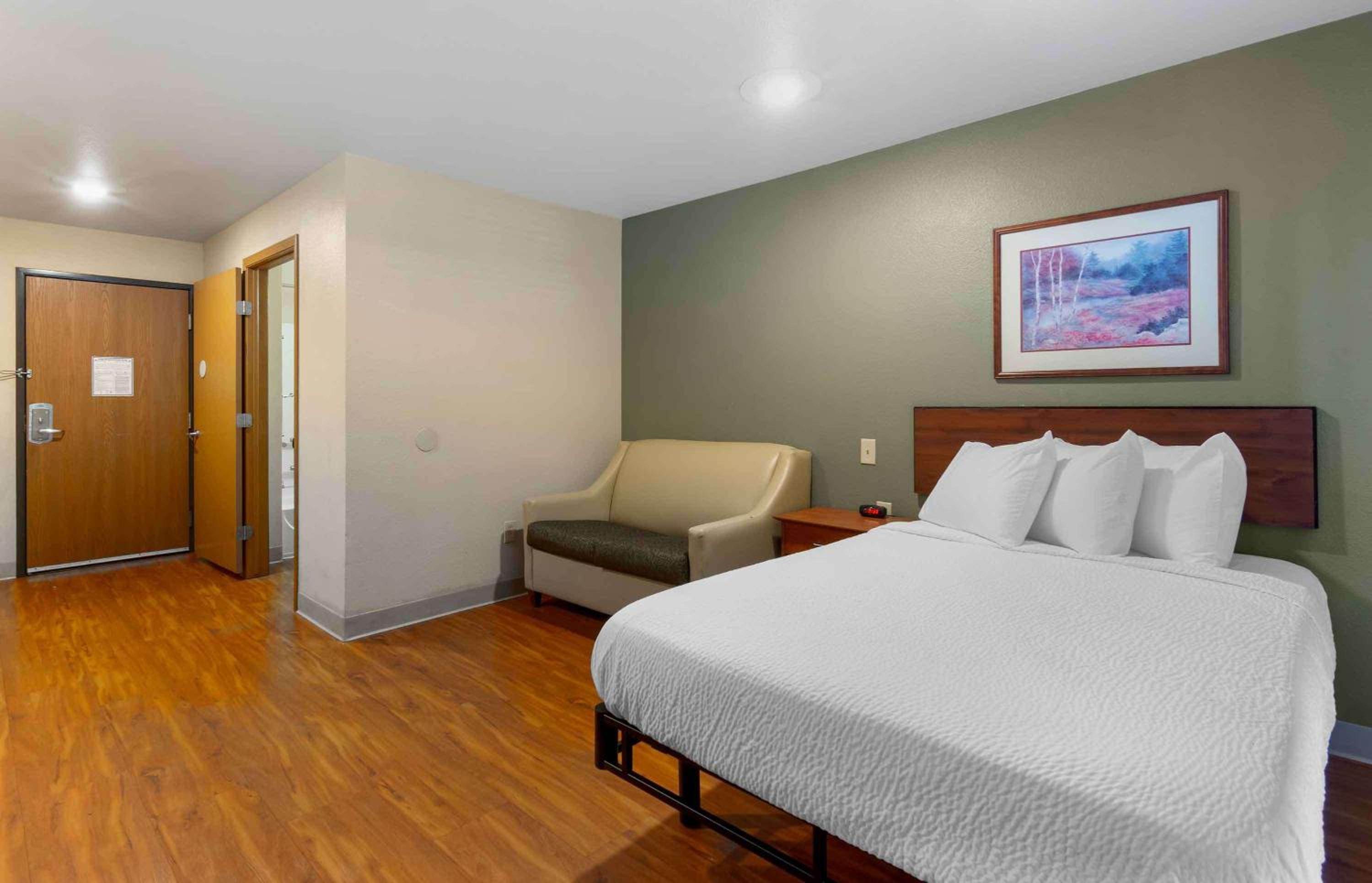 Standard Double Room with Tub - Disability Access/Non-Smoking photo 1