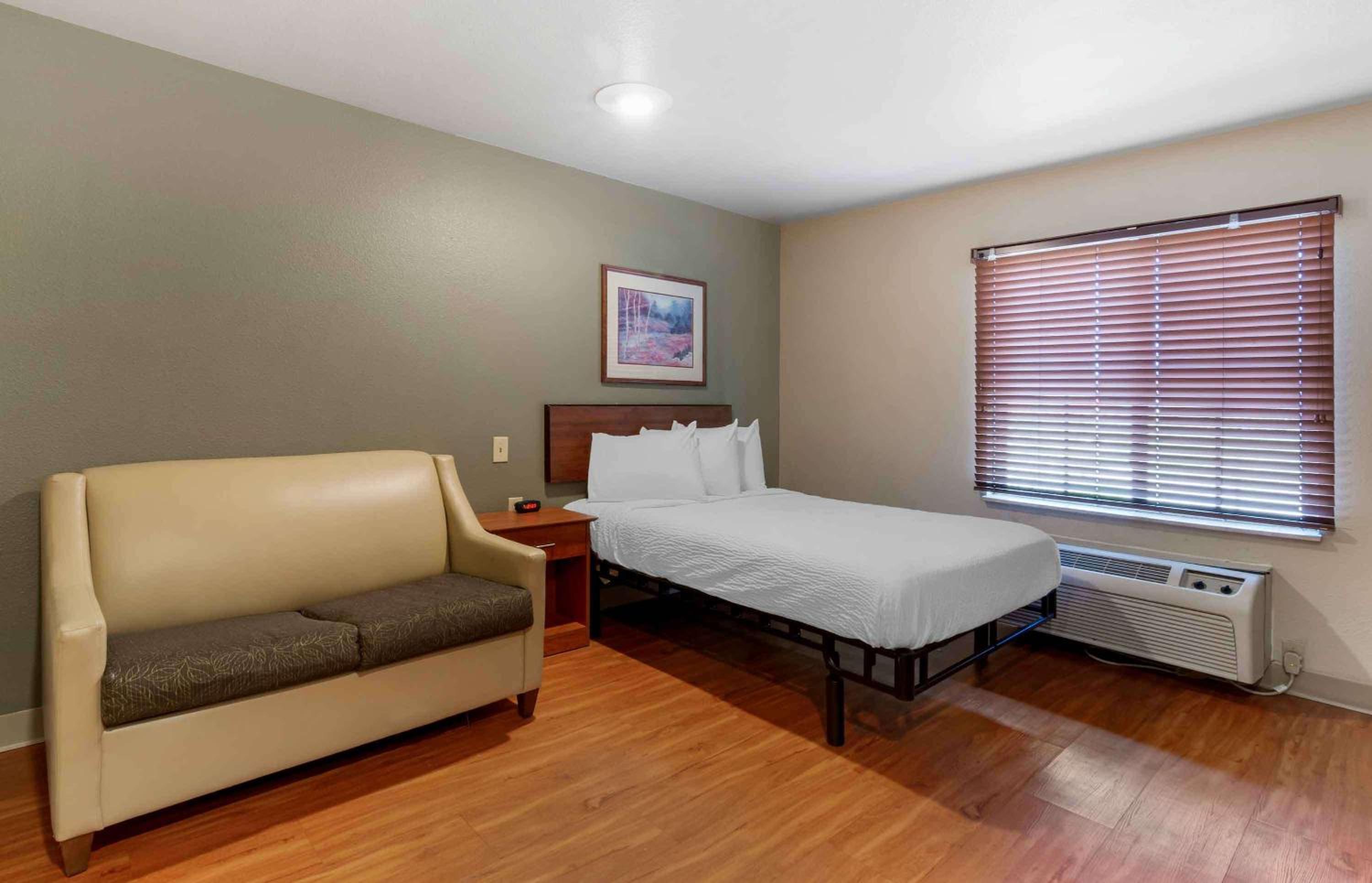 Standard Double Room with Tub - Disability Access/Non-Smoking photo 2