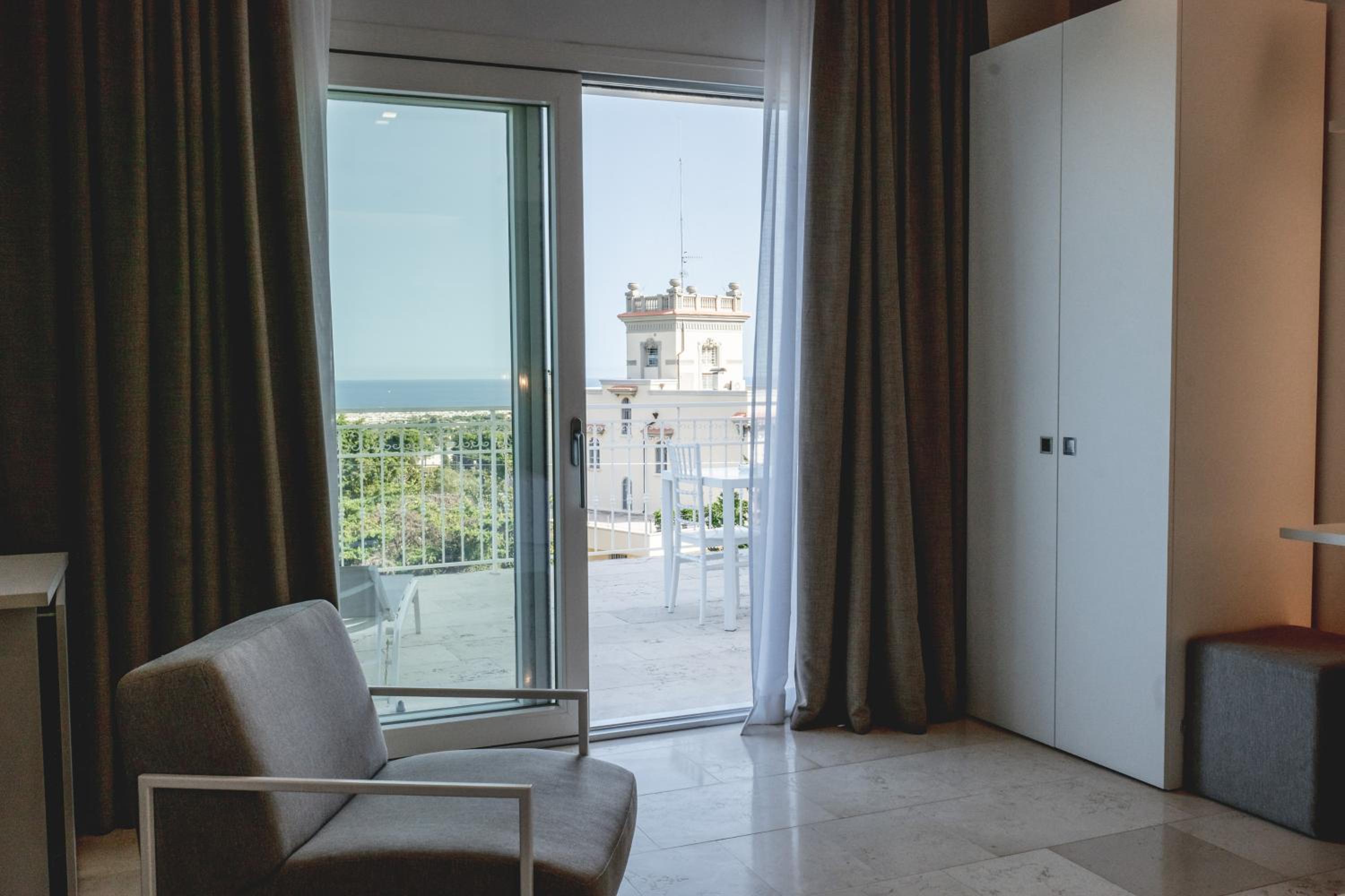 Junior King Suite - Photo 9