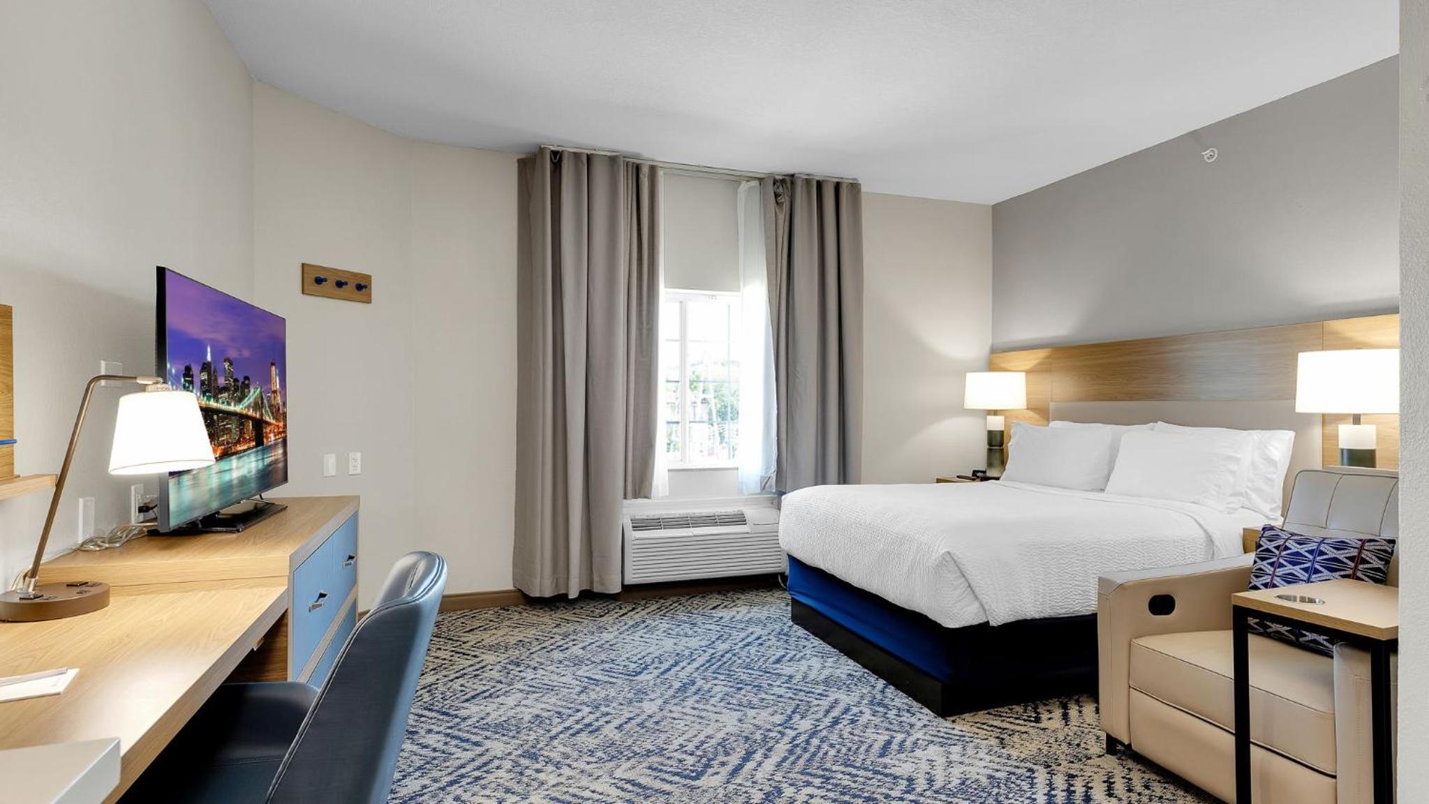 Queen Studio Suite with Two Queen Beds and Tub - Communications/Mobility Accessible - Photo 4