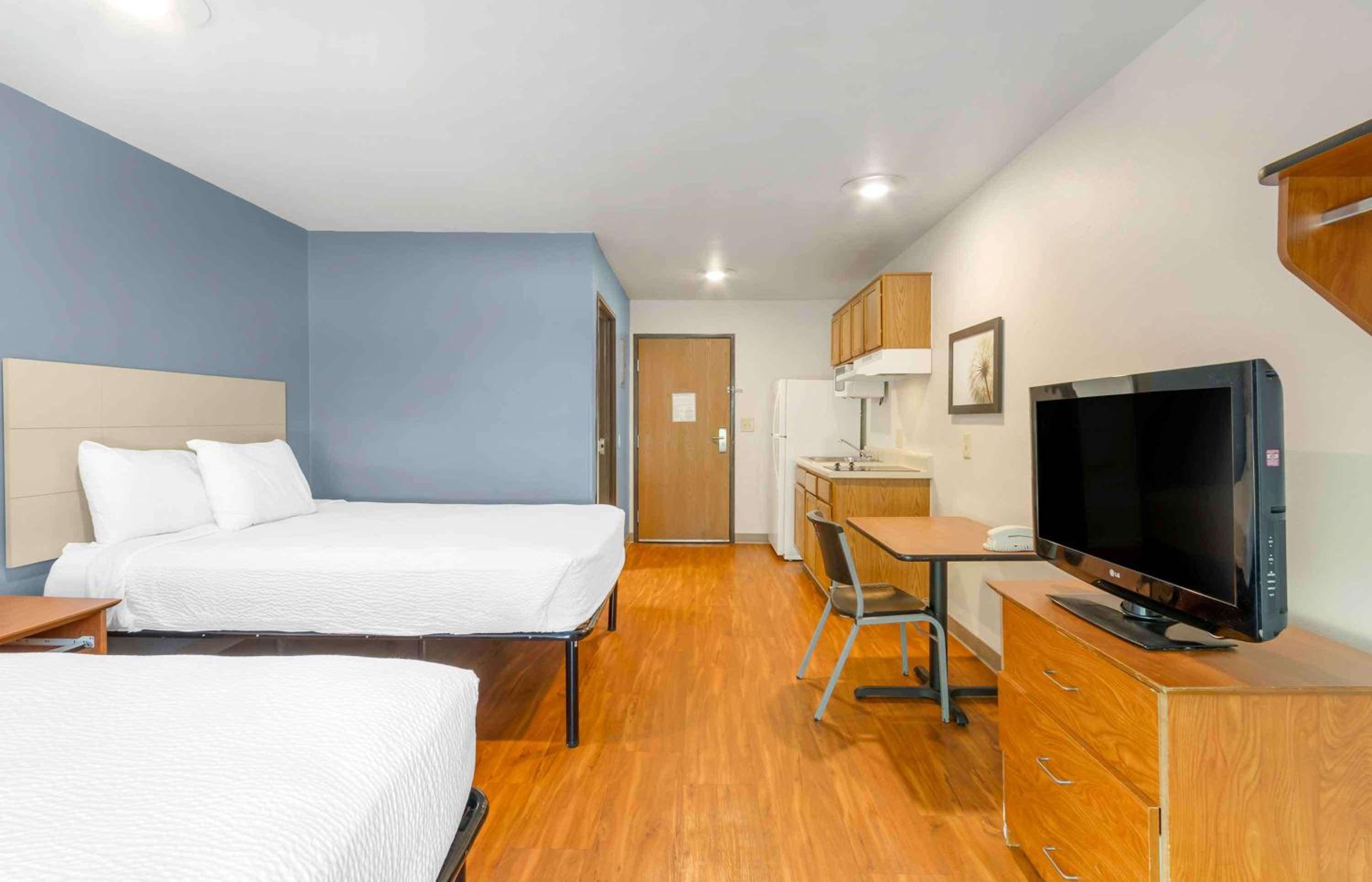 Standard Queen Room with Two Queen Beds - Non Smoking  photo 3