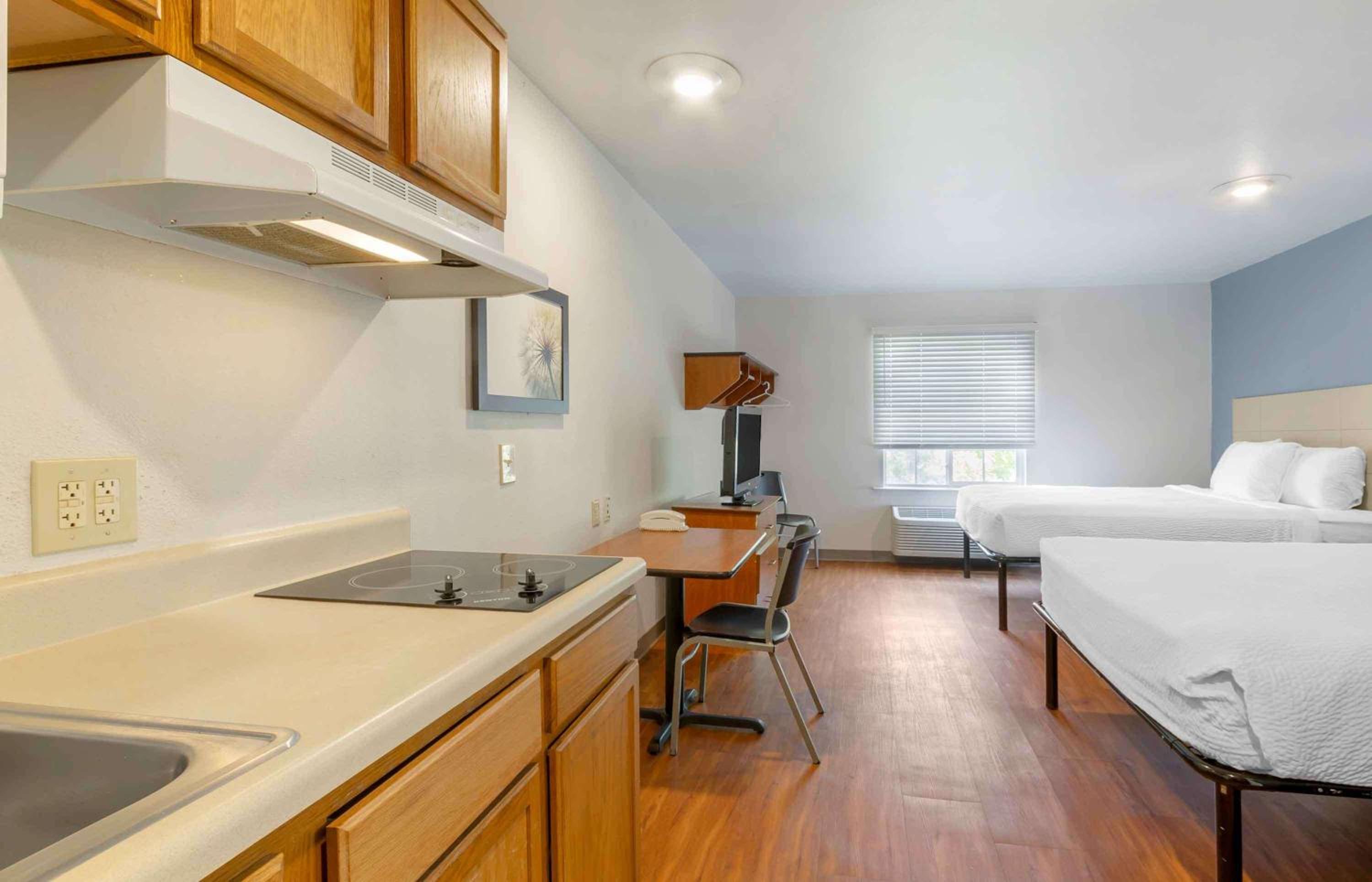 Standard Queen Room with Two Queen Beds - Non Smoking  photo 2