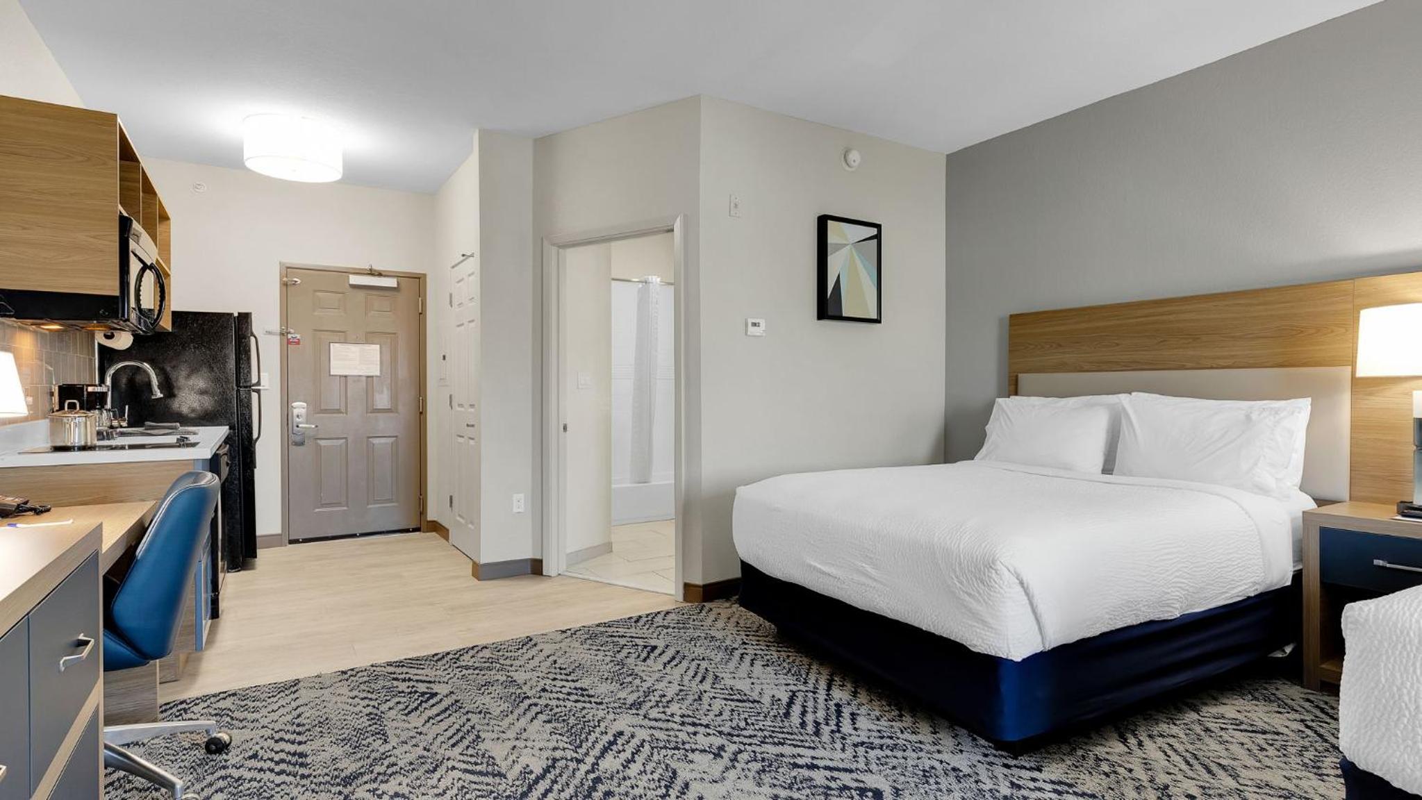 Queen Studio Suite with Two Queen Beds - Mobility Access Roll in Shower/Non-Smoking - Photo 3