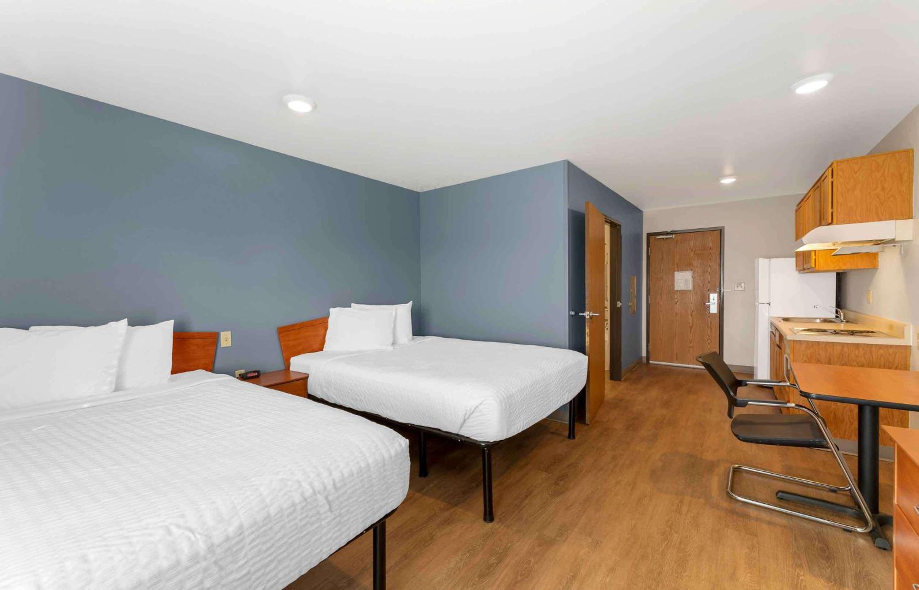 Standard Queen Room with Two Queen Beds - Non-Smoking photo 2