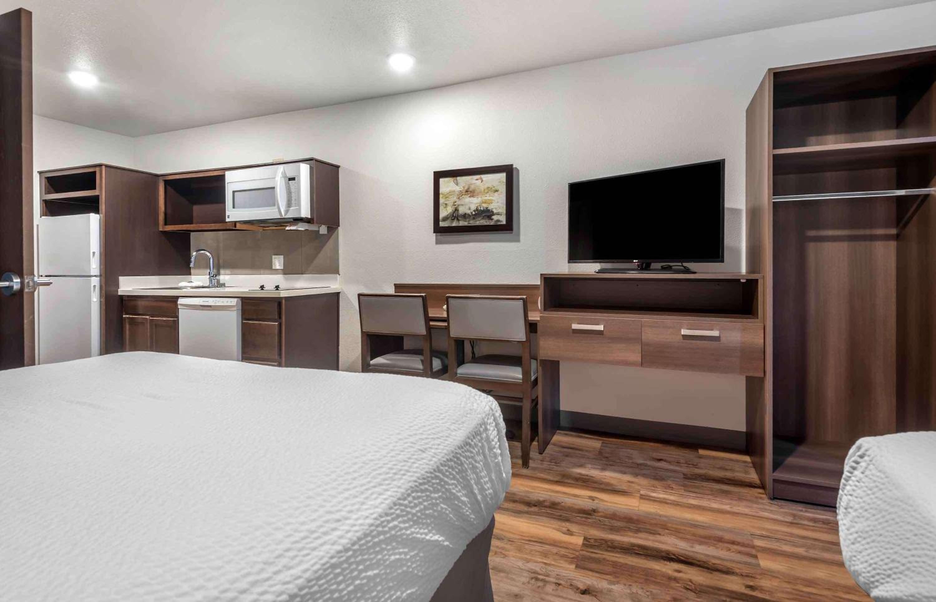 Standard Queen Room with Two Queen Beds - Non-Smoking photo 3