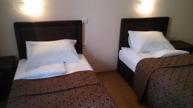 Double or Twin Room with Balcony - Photo 2