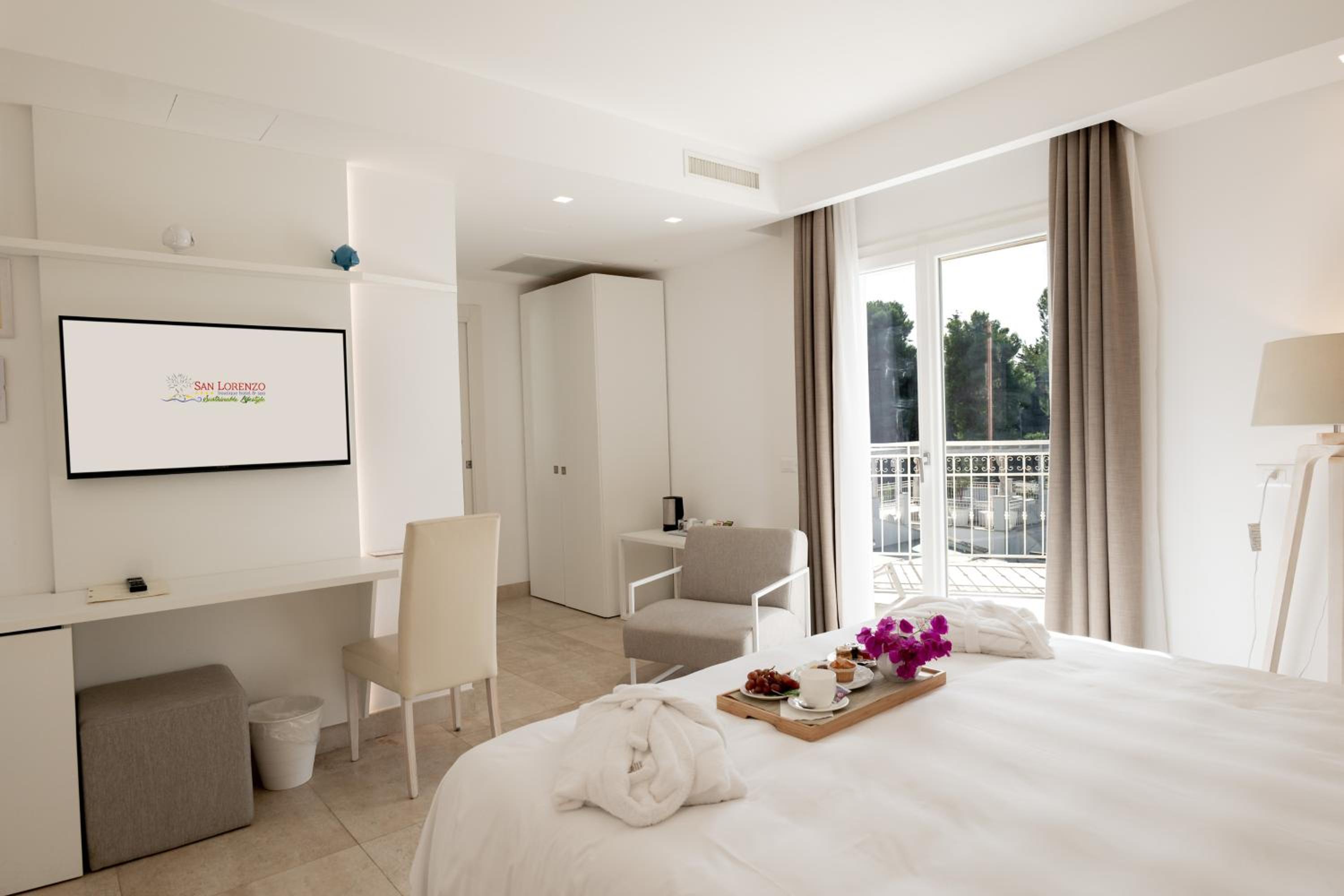 Deluxe King Room - Photo 2