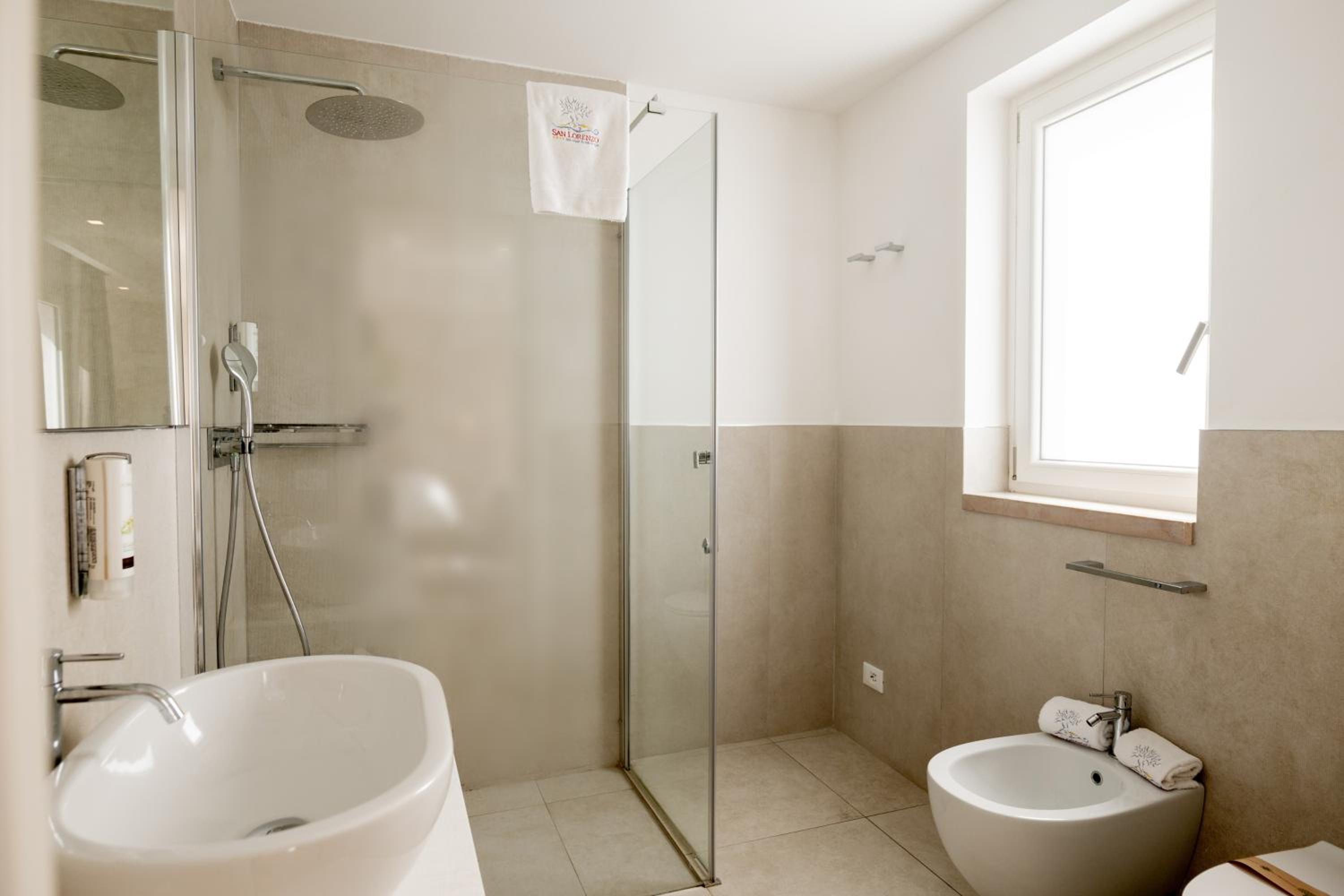 Deluxe King Room - Photo 11
