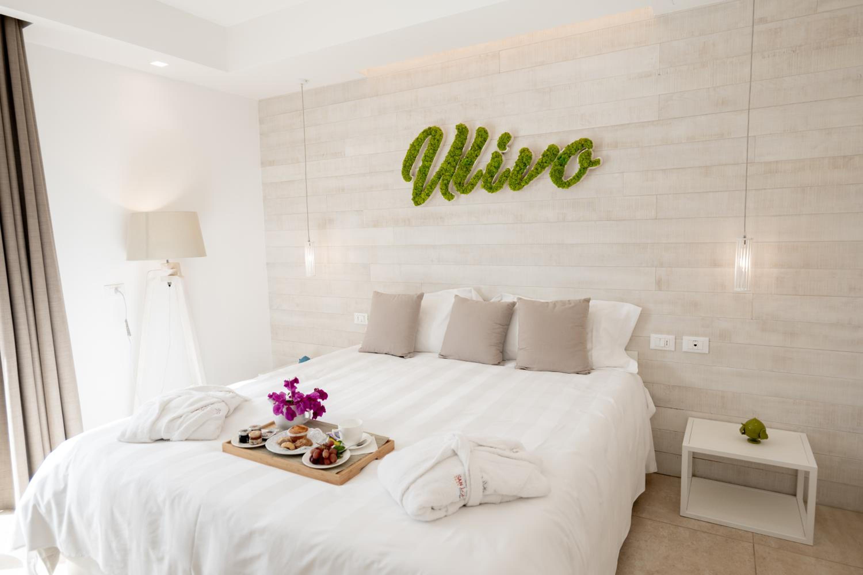 Deluxe King Room - Photo 5