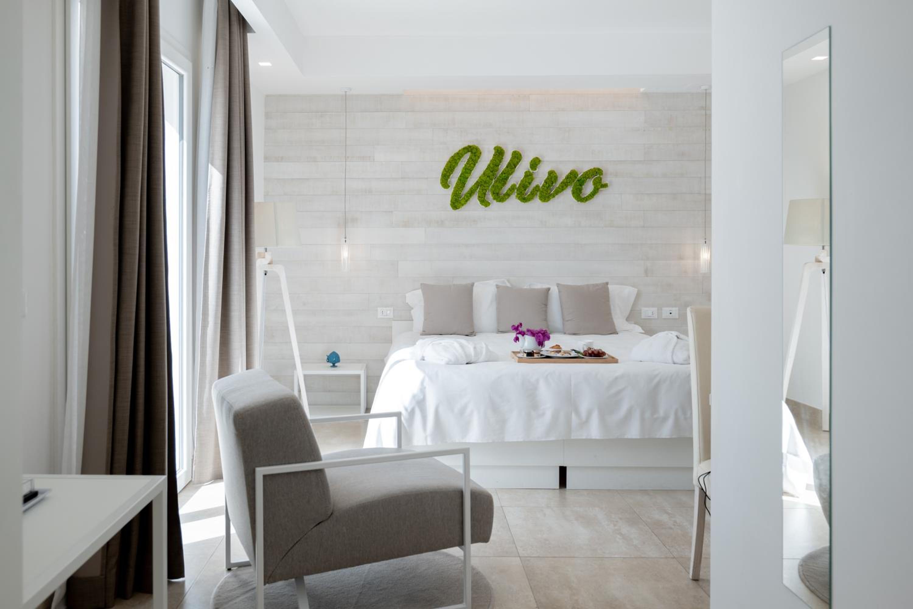 Deluxe King Room - Photo 8