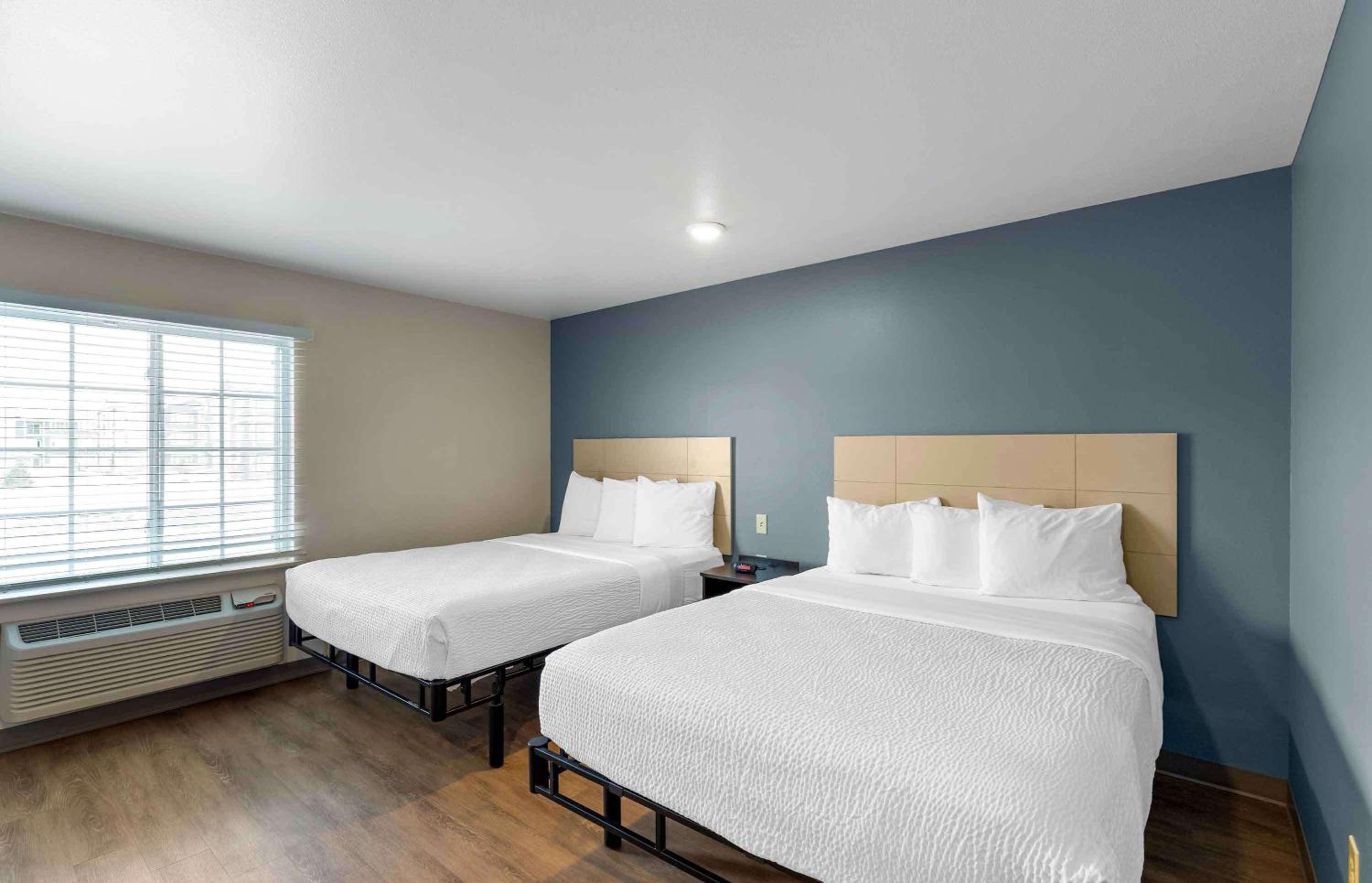 Standard Queen Room with Two Queen Beds - Non Smoking  photo 3