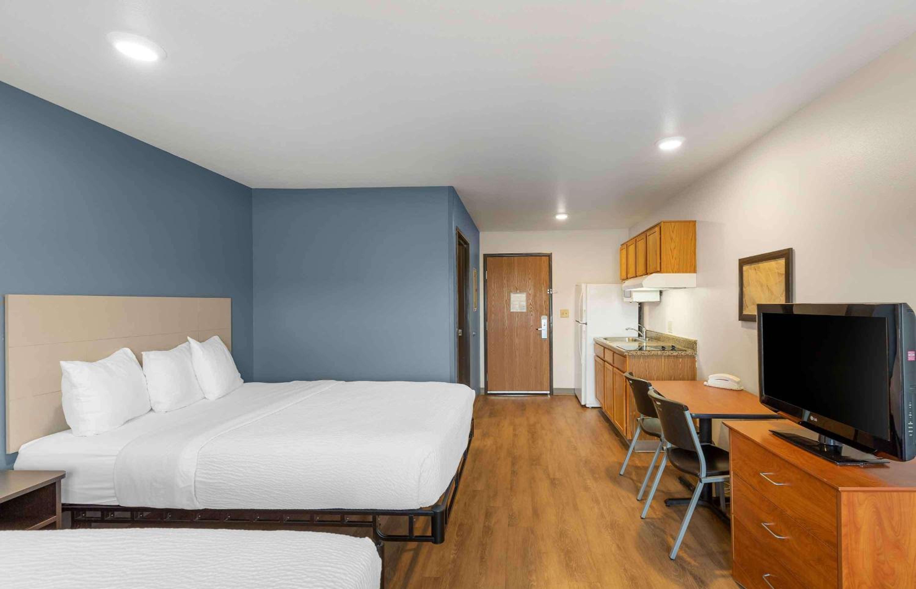 Standard Queen Room with Two Queen Beds - Non Smoking  photo 2