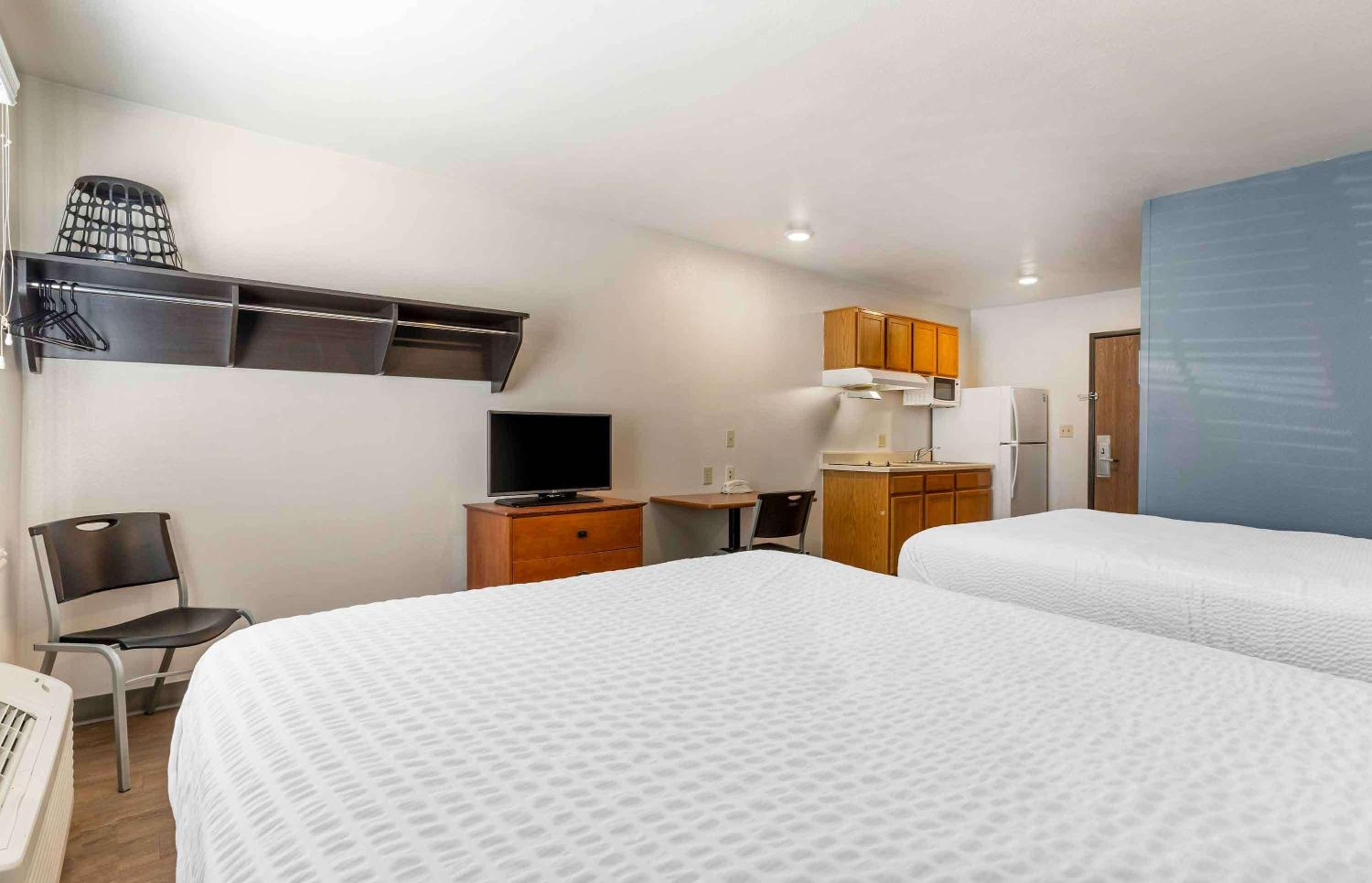 Queen Suite with Two Queen Beds - Non Smoking - Photo 2