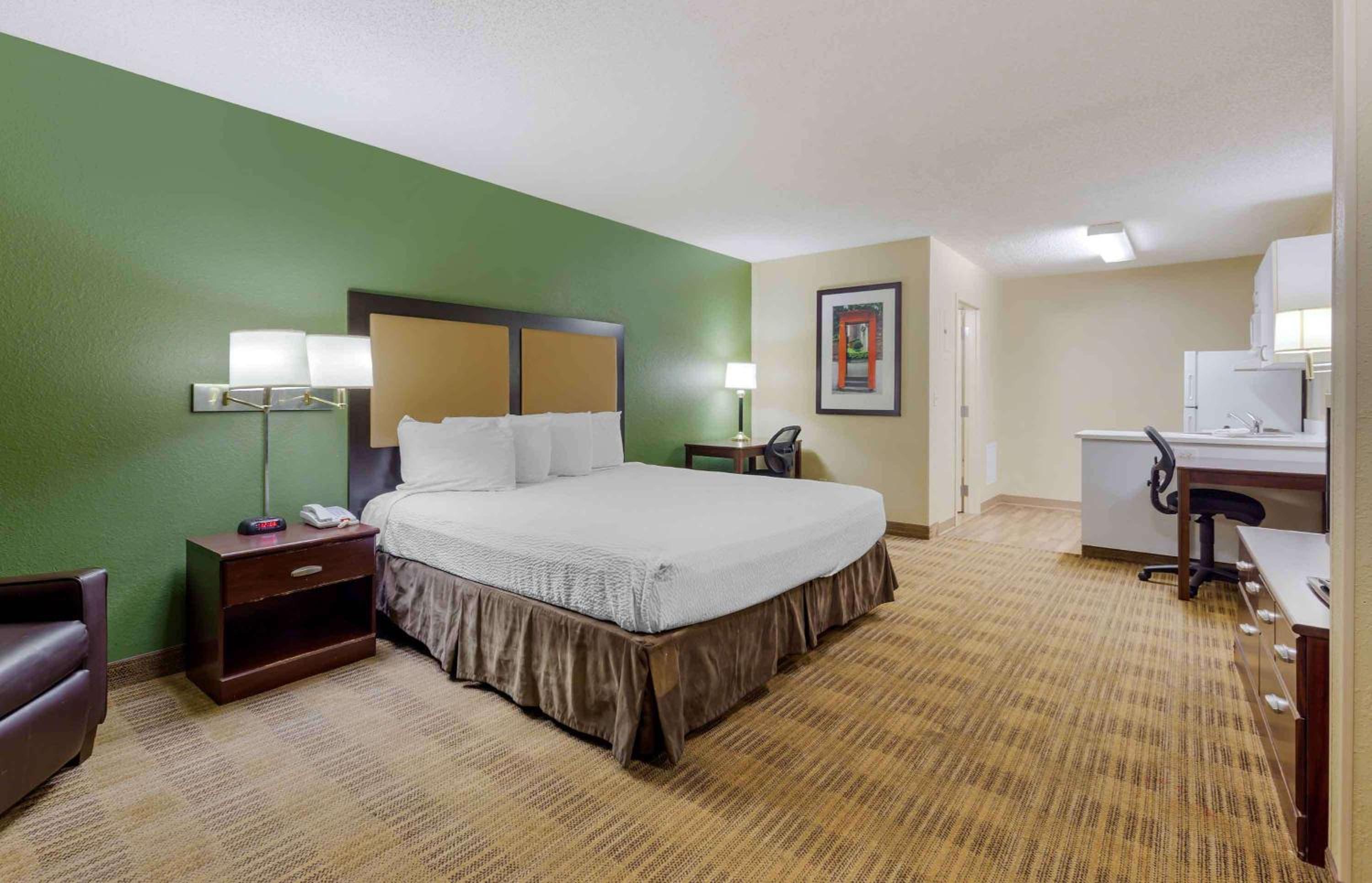 Studio with 1 King Bed - Non-Smoking - Photo 1