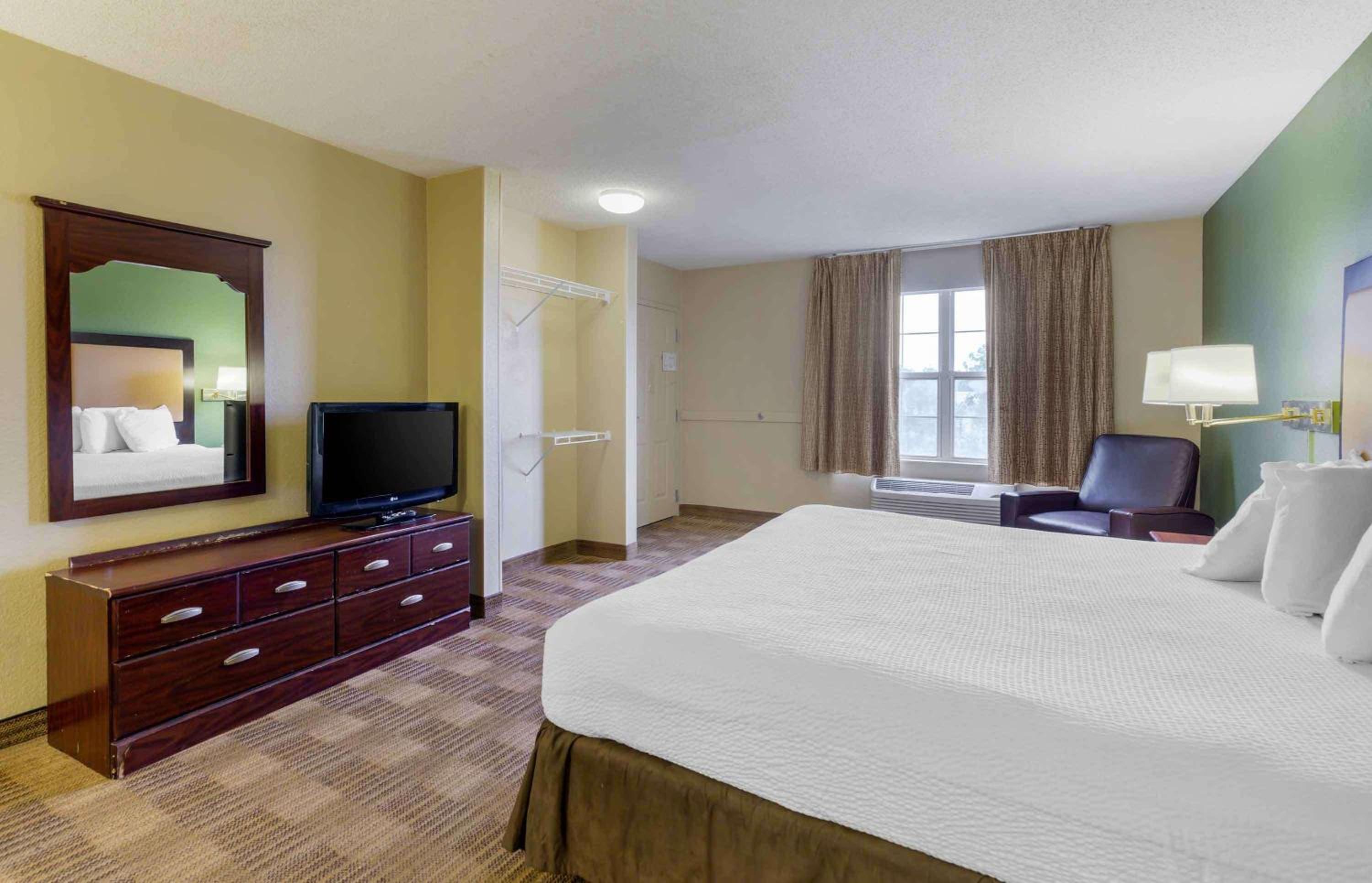 Studio with 1 King Bed - Non-Smoking - Photo 5